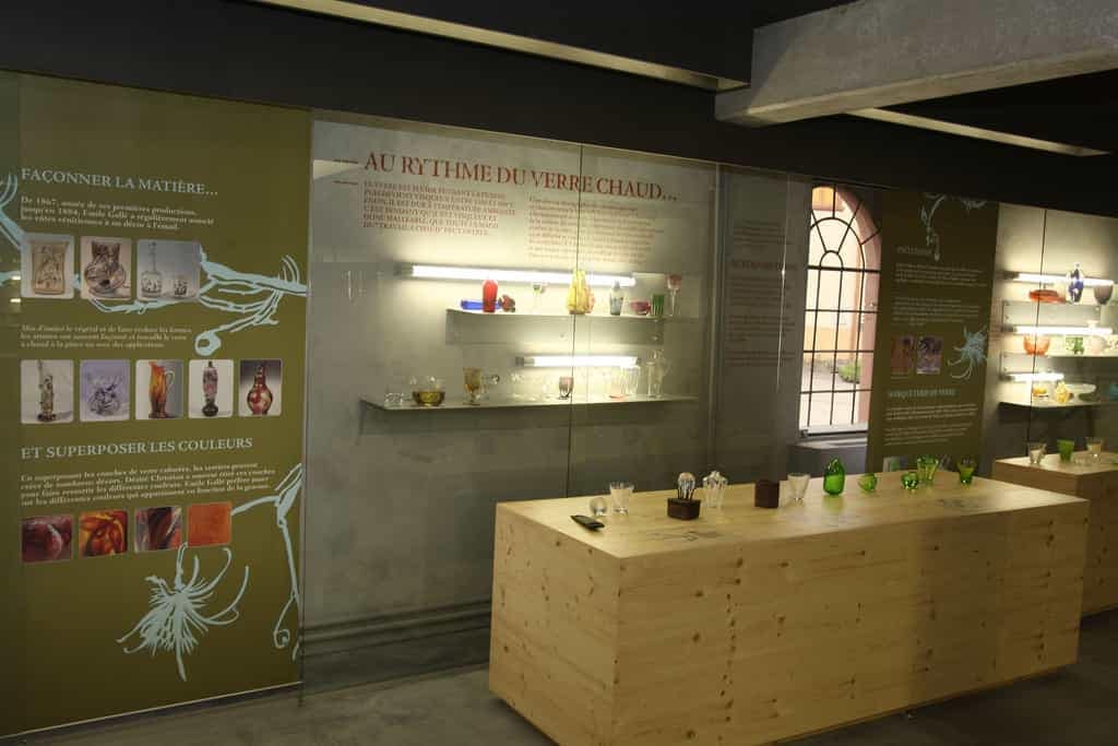 Grand vitrage clair devant les tablettes éclairées