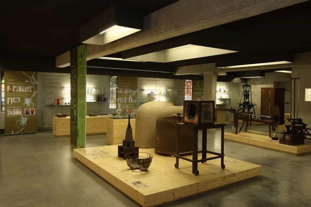 Vue d’ensemble d’une salle et de ses vitrines