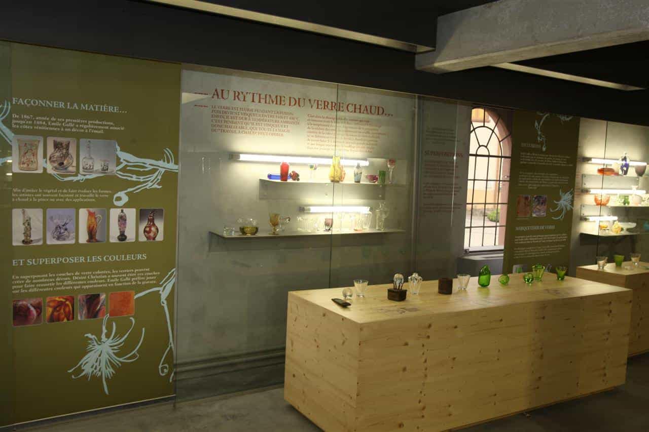 Cloisons vitrées d’exposition dans une salle du musée de Meisenthal