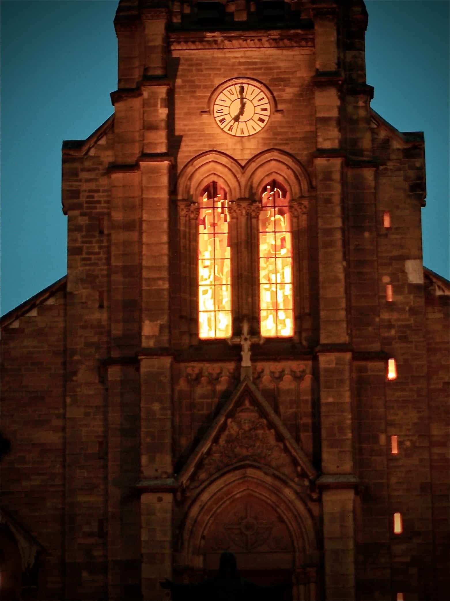 Le clocher de l’église Saint-Rémi éclairé à la nuit tombée