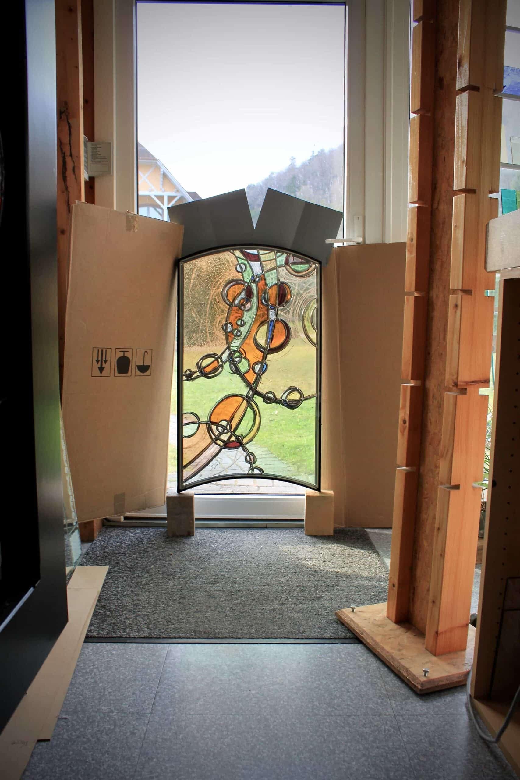 Le vitrail à l’atelier, devant une fenêtre