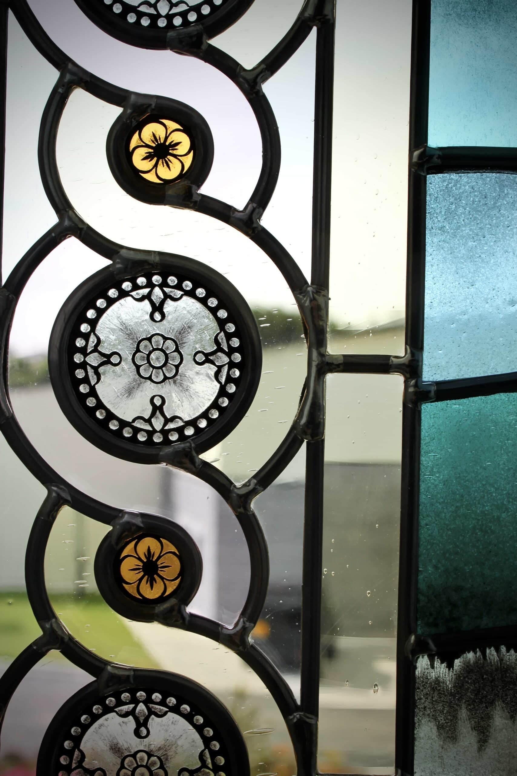Bordure d’entrelacs et de rosaces en verre clair