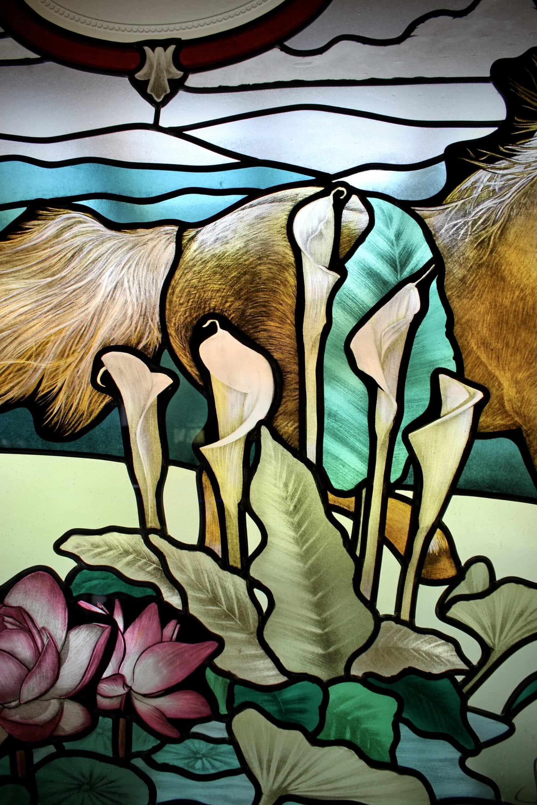Le cheval doré du second vitrail parmi les arums