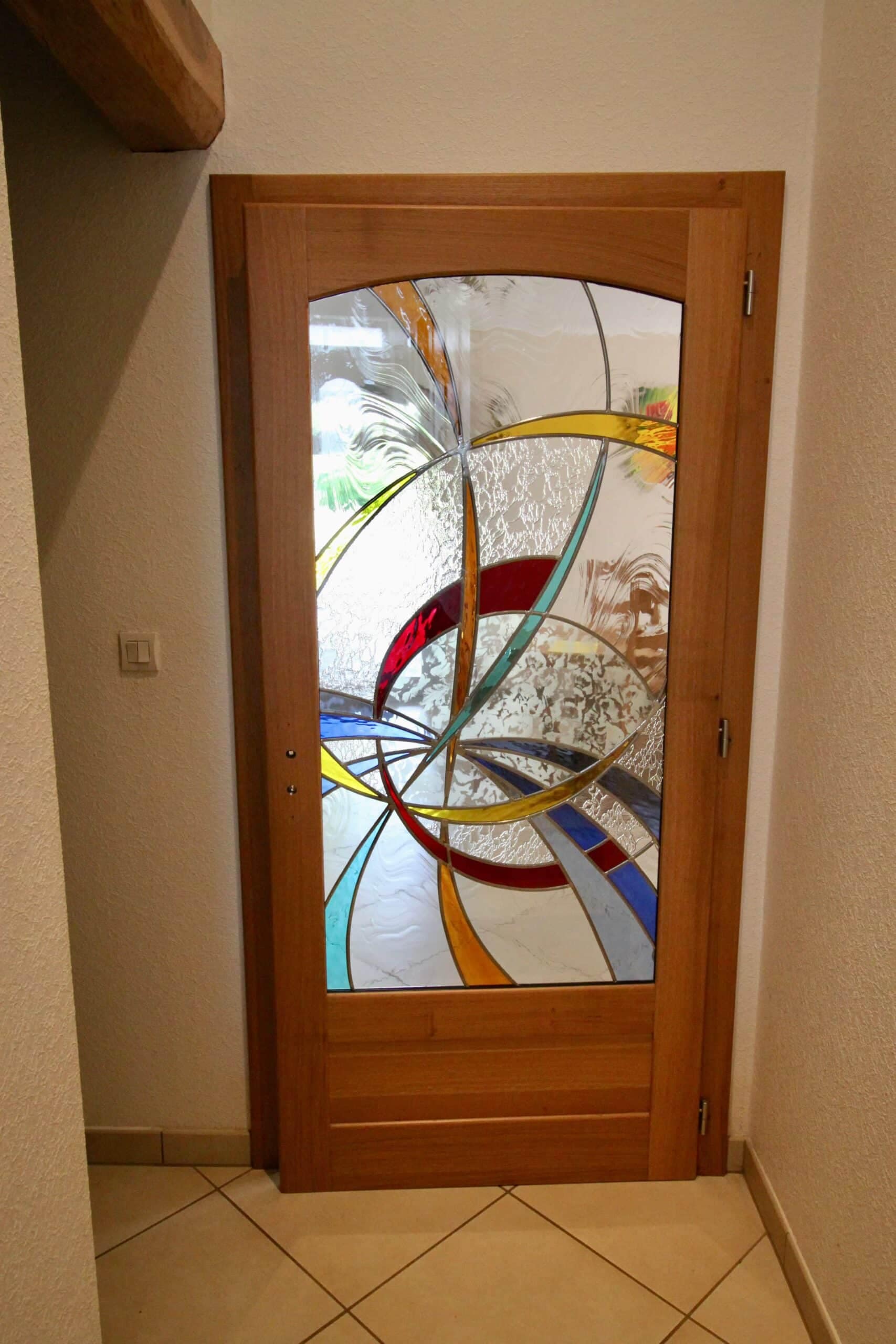 La porte vitrée et ses arcs de couleur
