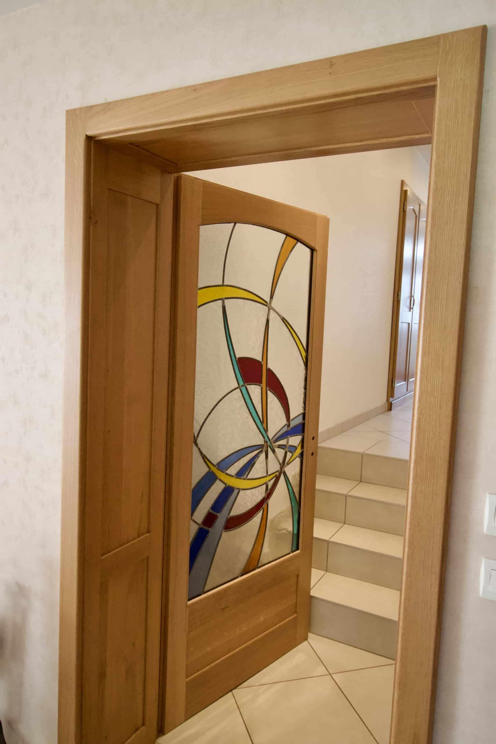 La porte ouverte sur l’escalier