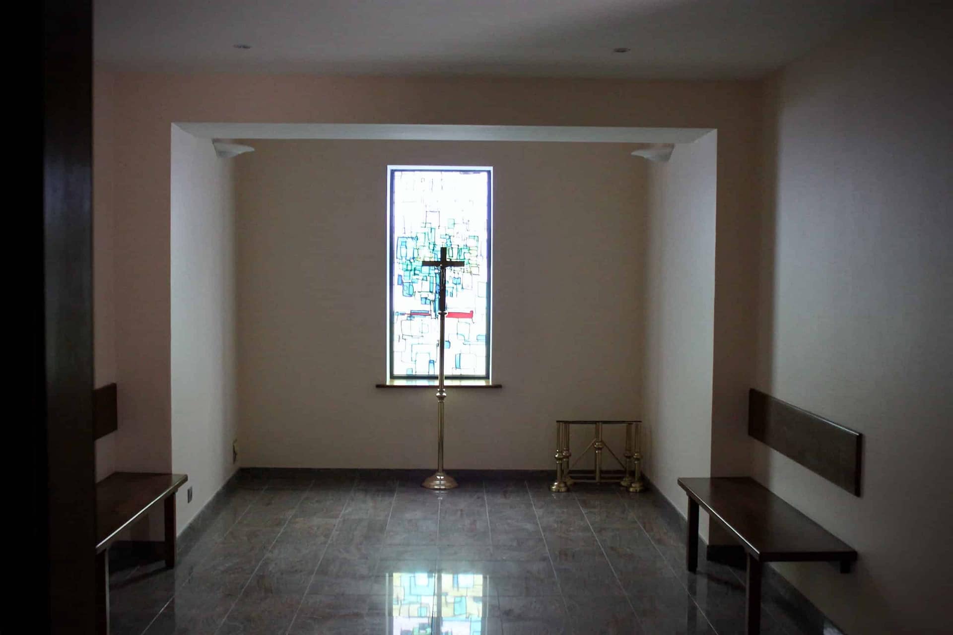 La chambre funéraire et son vitrail