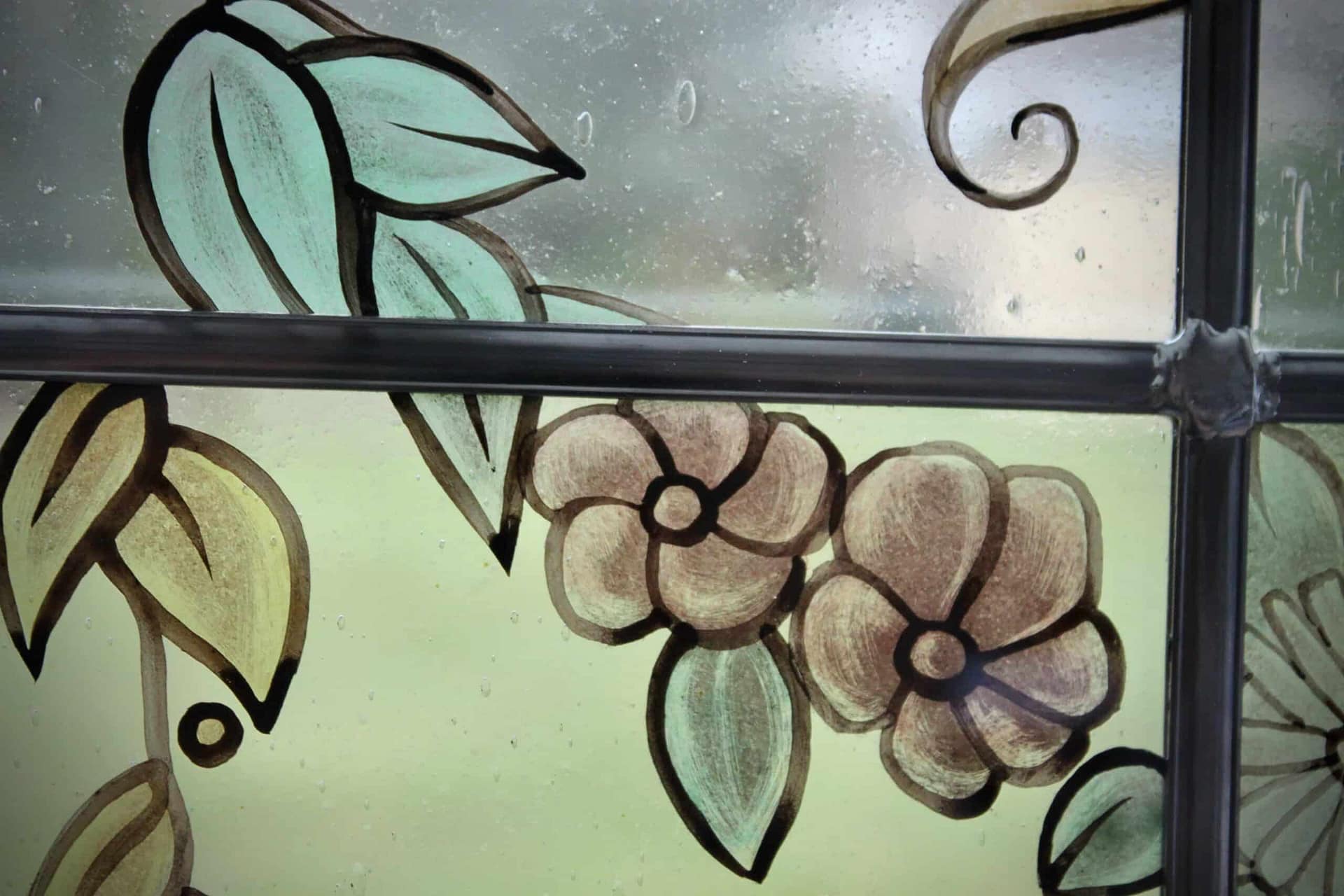 Fleurs et feuilles peintes de la guirlande