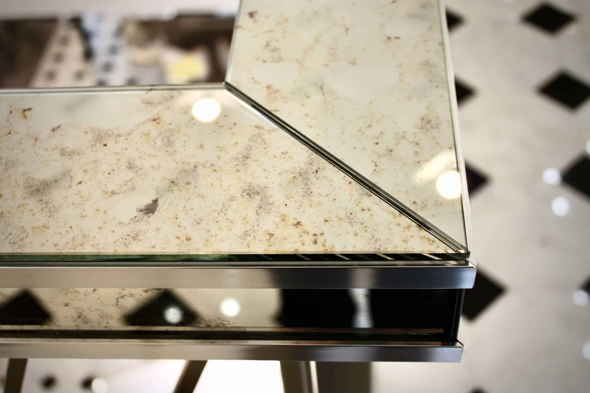 Arête d’un caisson en verre devant le miroir antique