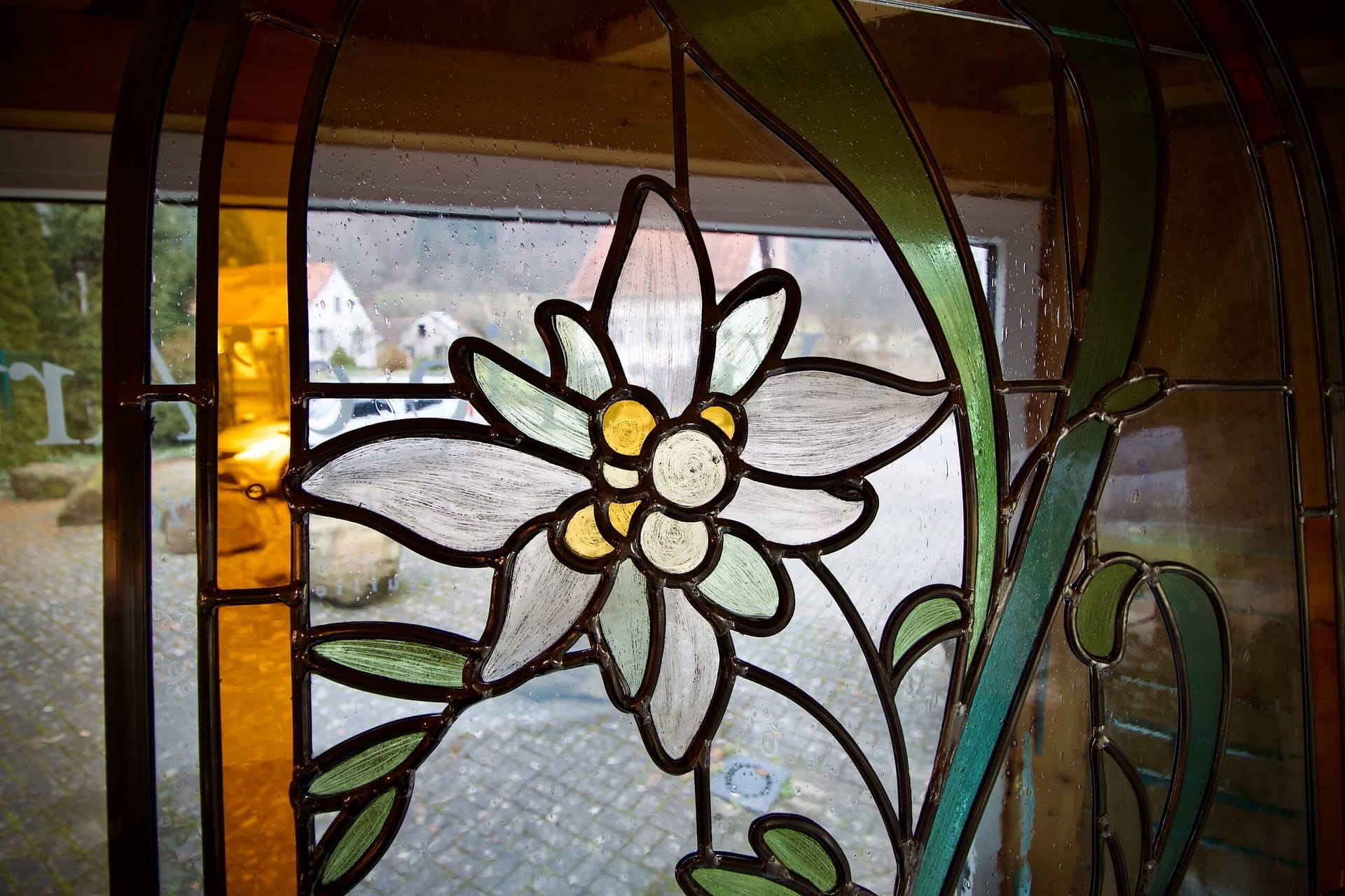 Edelweiss et ruban bleu-vert, détail des plombs et de la bordure ambre