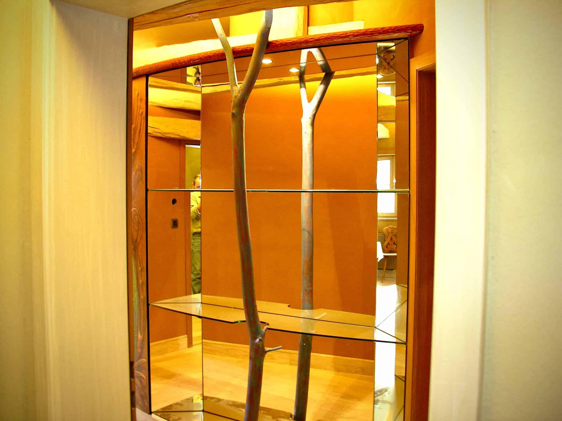 Niche éclairée à tablettes en verre et miroirs