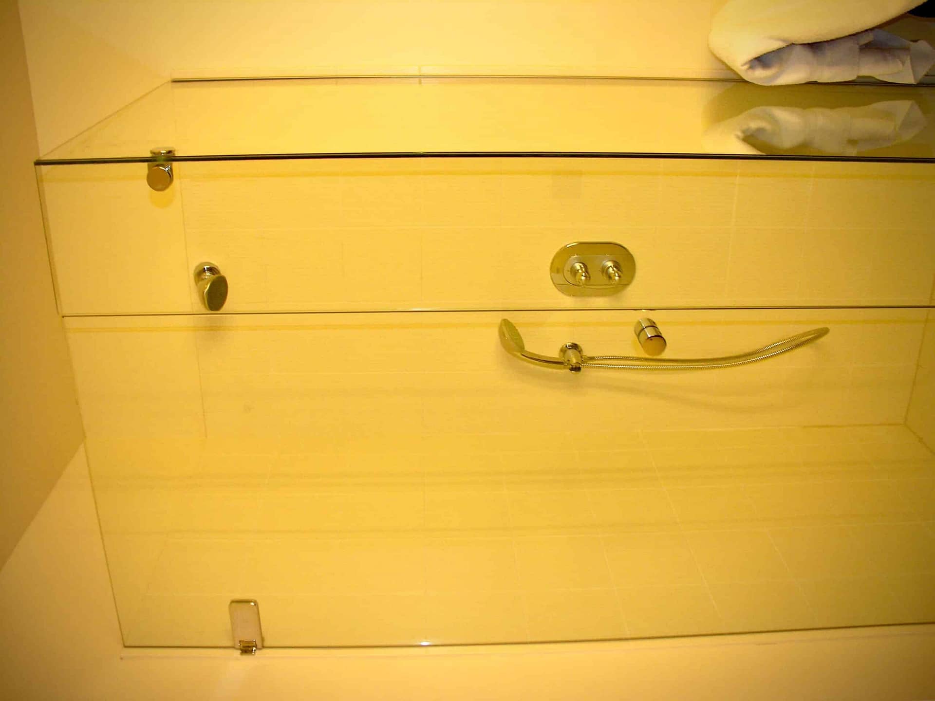 Tablettes en verre sur supports métalliques