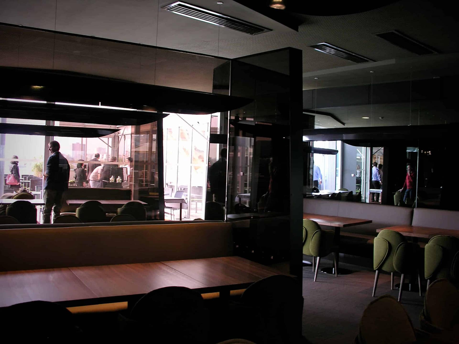 Parois de verre bronze et salle du restaurant du Centre Pompidou-Metz