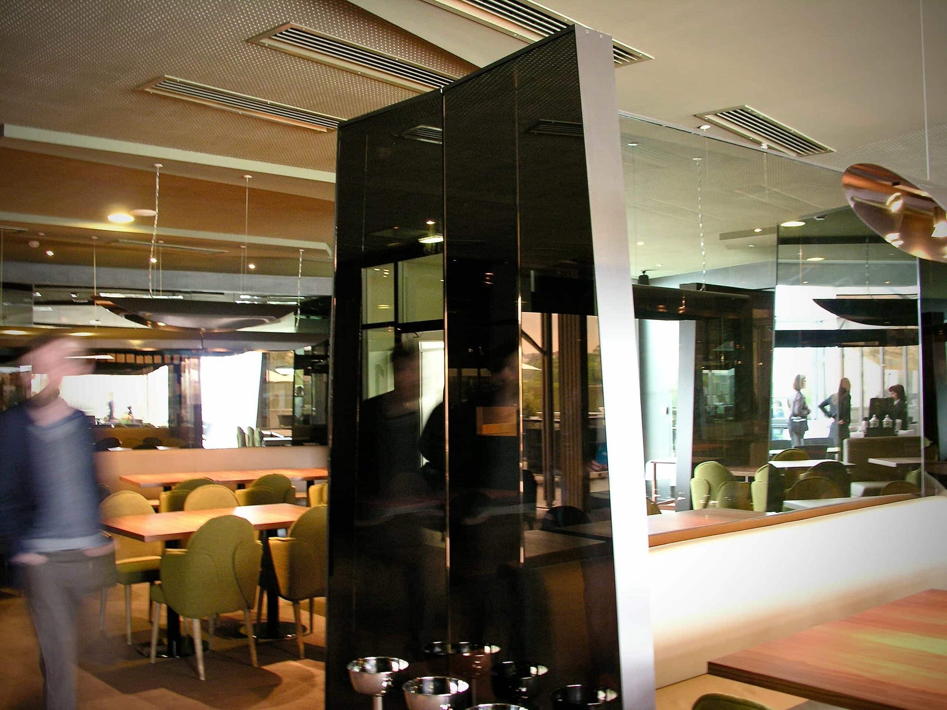 Panneaux de verre bronze aux contours polygonaux, restaurant du Centre Pompidou-Metz