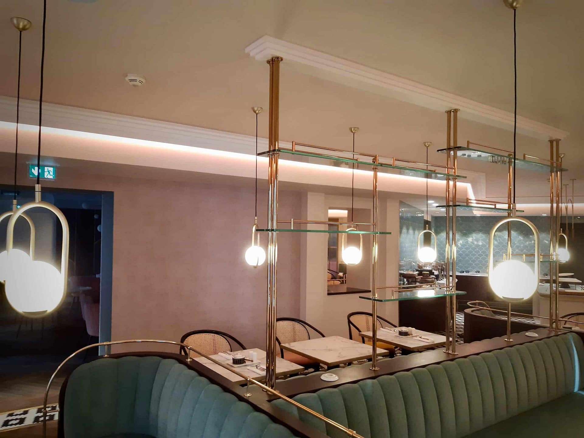 Le restaurant de l’hôtel et ses étagères en verre