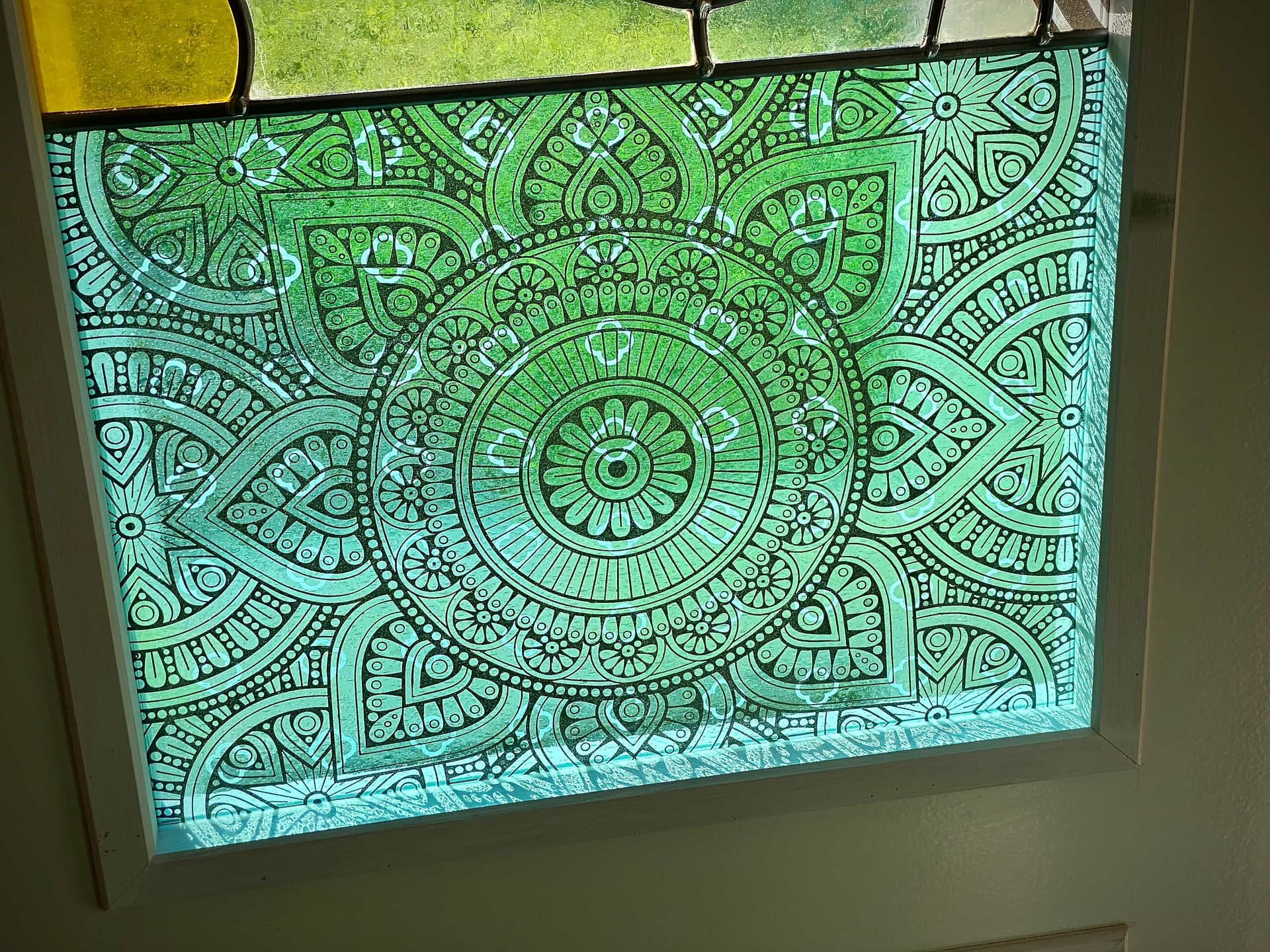 Grand mandala peint sur verre turquoise