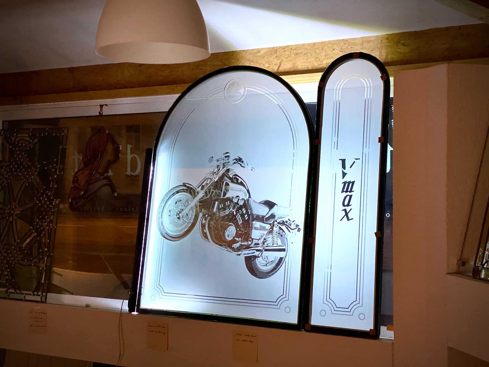 Le décor sablé éclairé par la bande LED