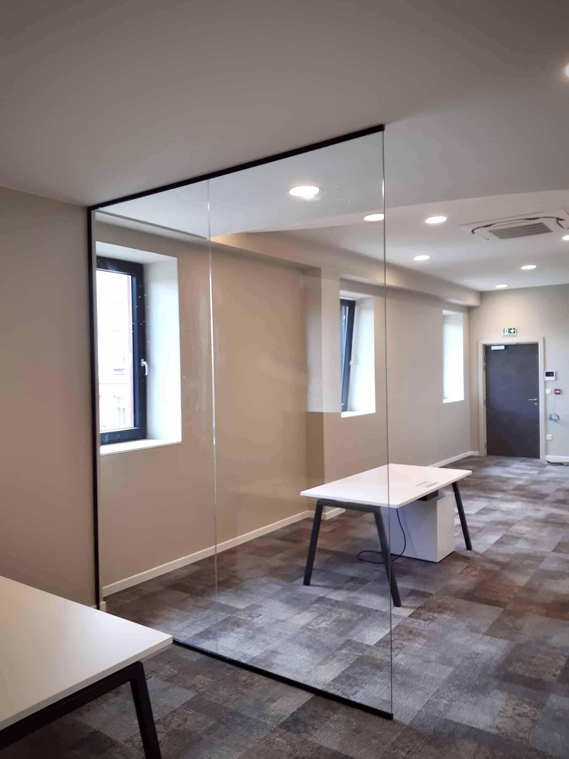 Paroi en verre trempé dans un bureau