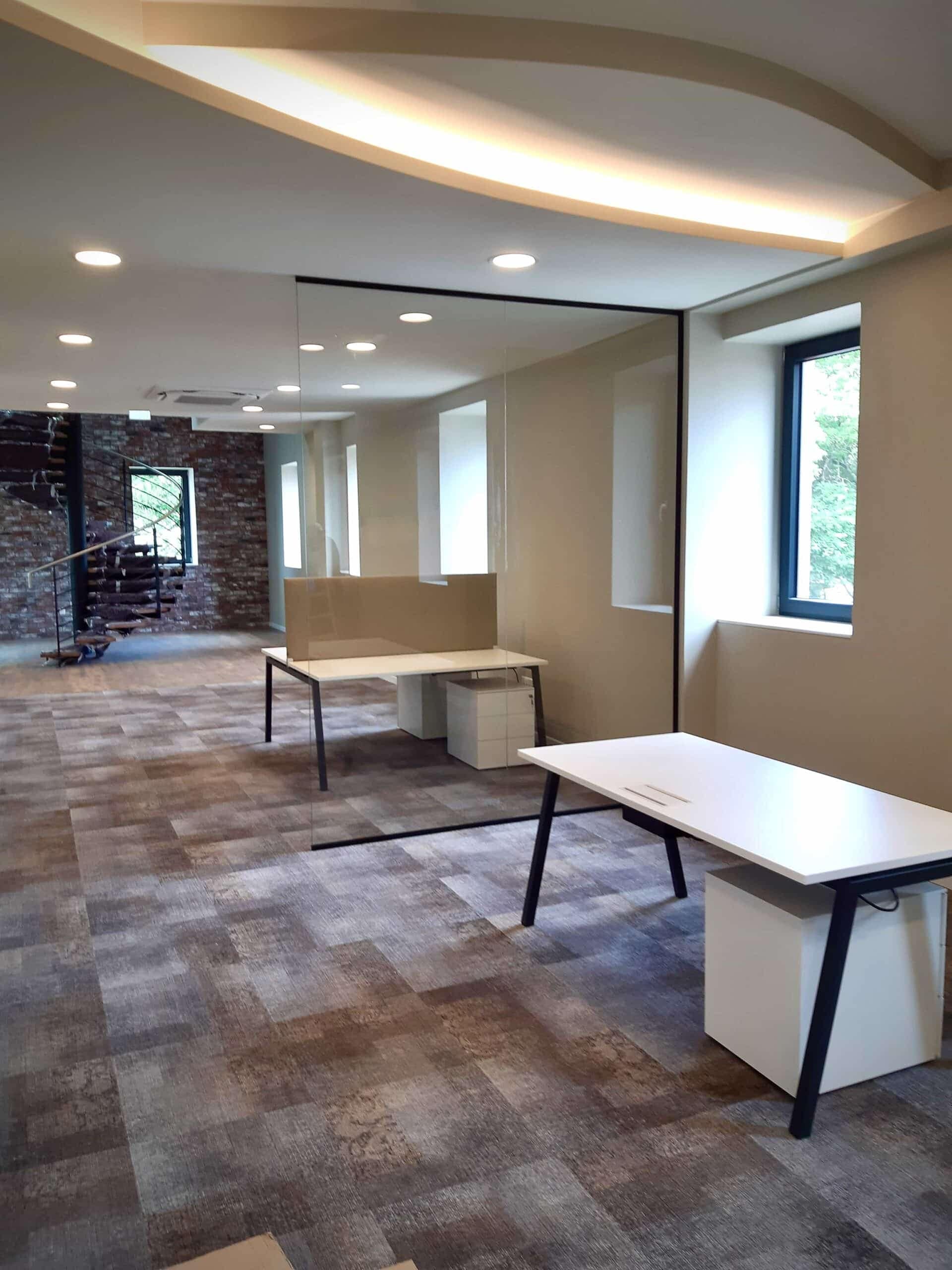 Le plateau de bureaux et ses parois de verre