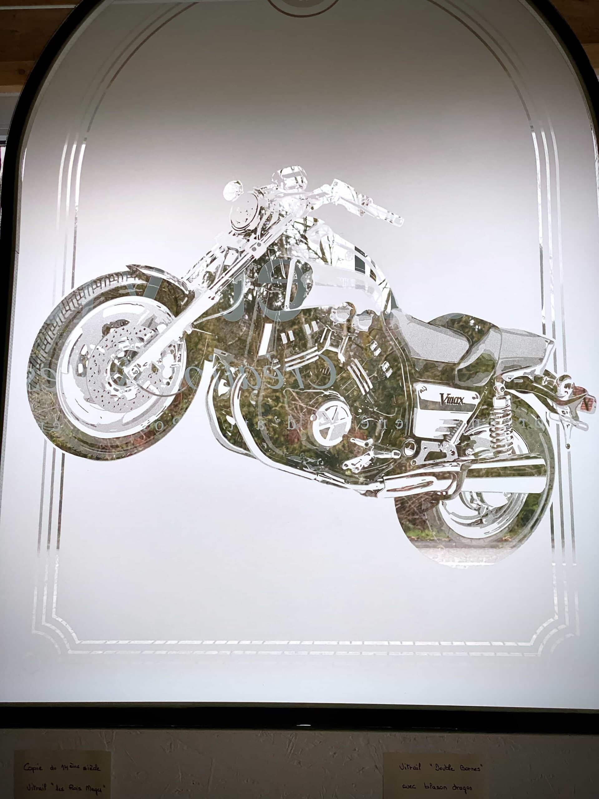 La moto sablée sur le verre clair, vue de face
