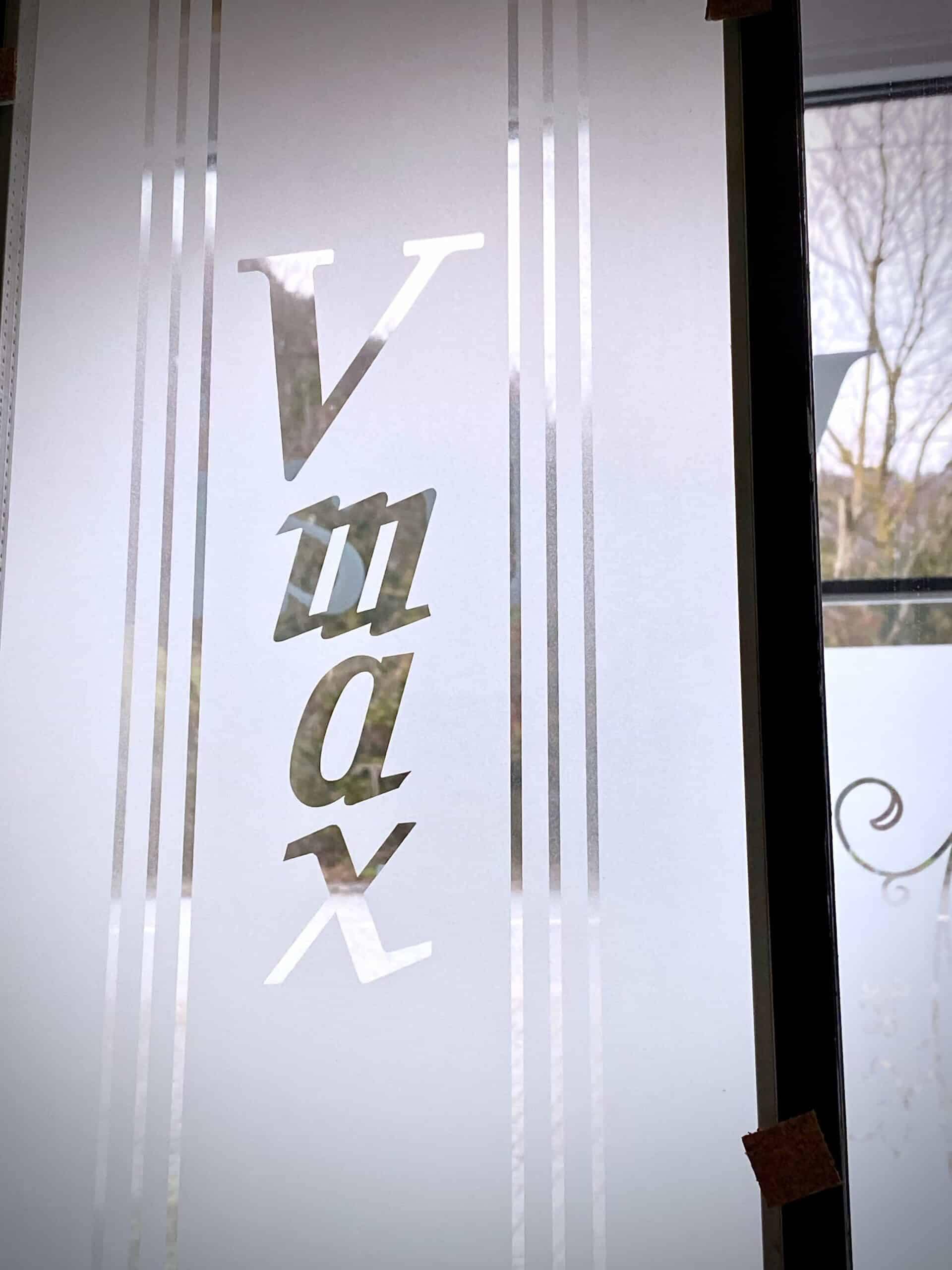 Lettres verticales sablées entre deux faisceaux de filets