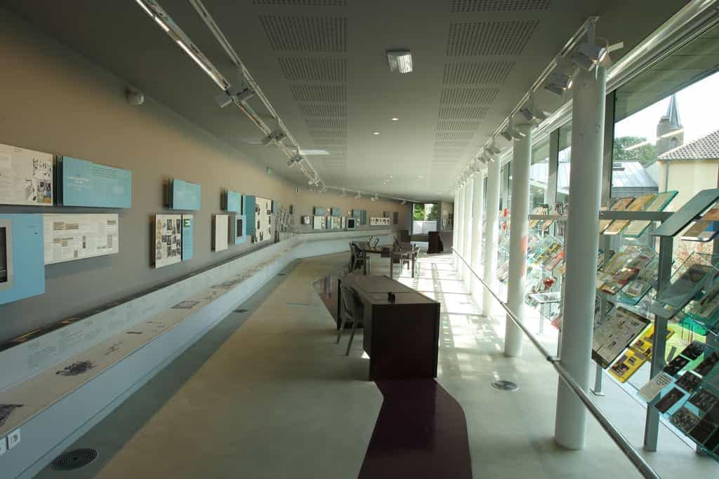 Galerie du musée et présentoirs en verre le long de la façade vitrée