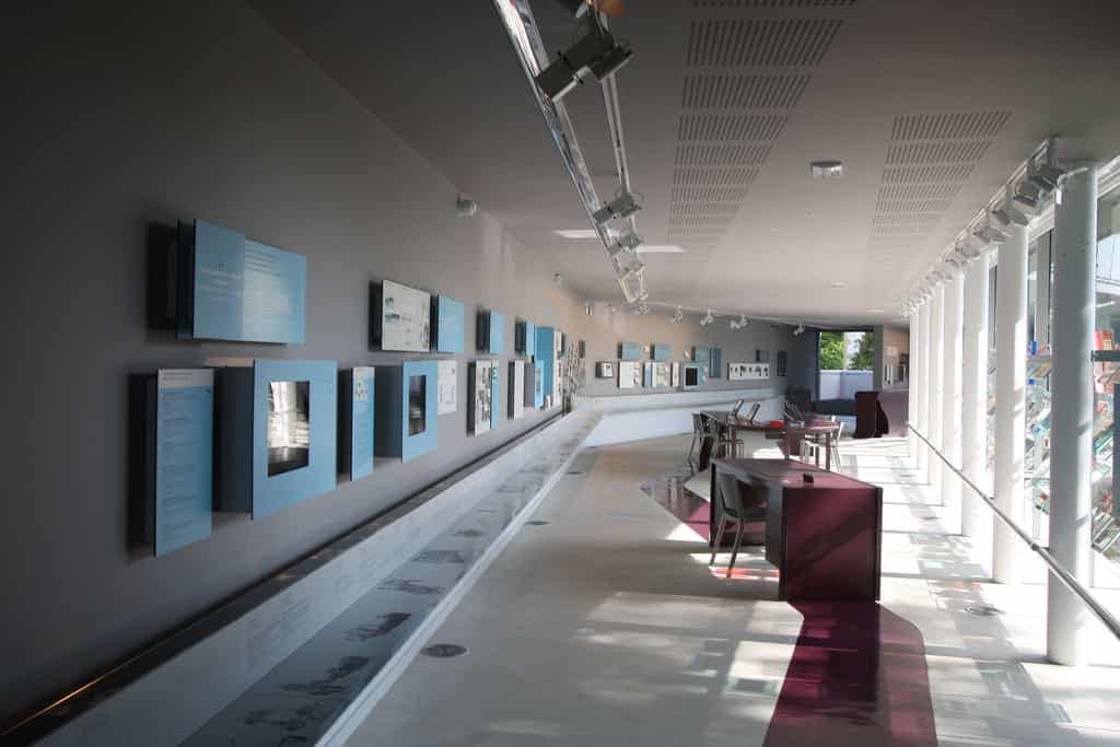 La galerie et ses vitrines murales