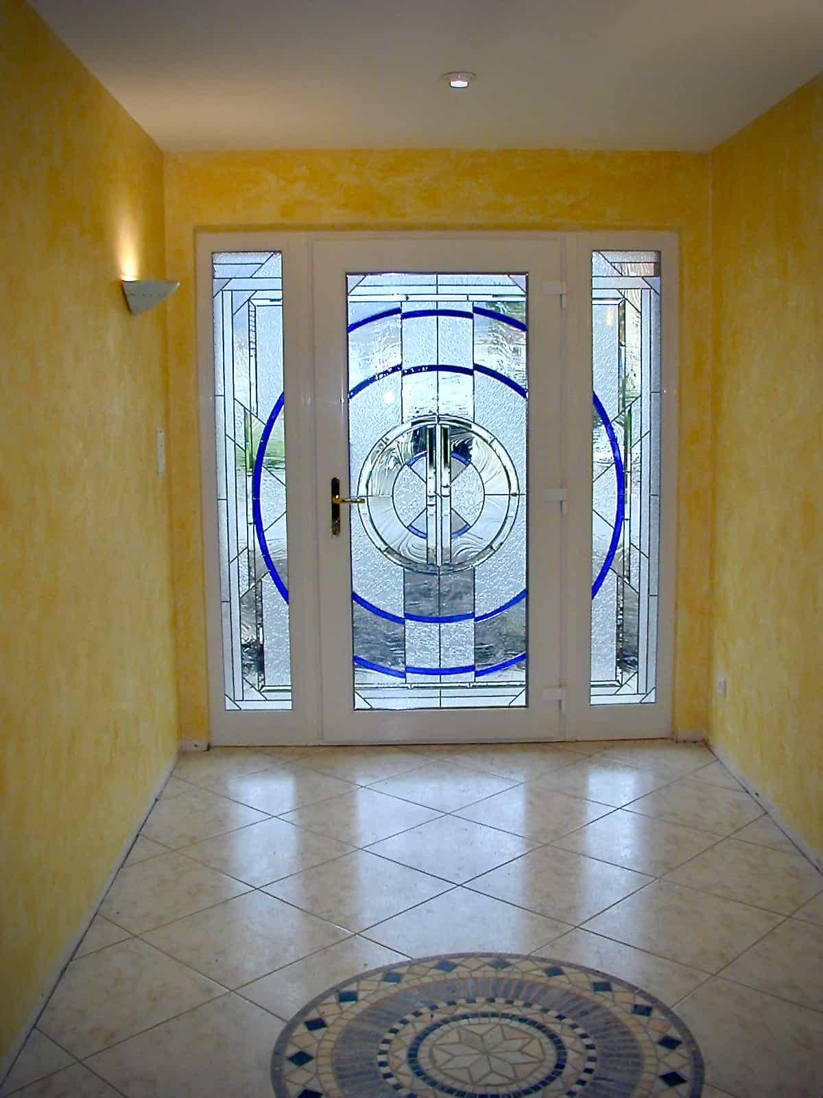 Vitrail de porte d’entrée aux cercles bleus et ses parties latérales