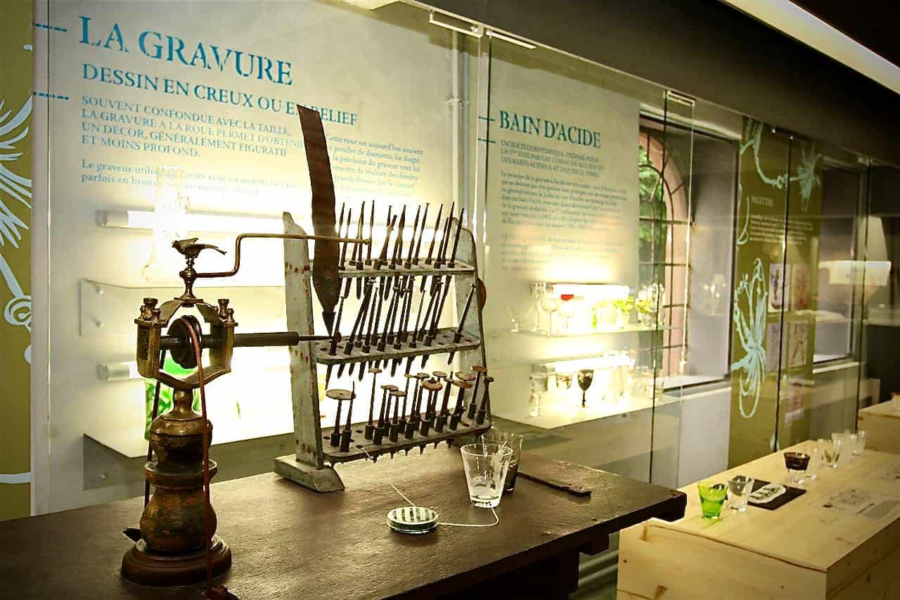 Vitrage d’une vitrine murale devant un panneau du parcours