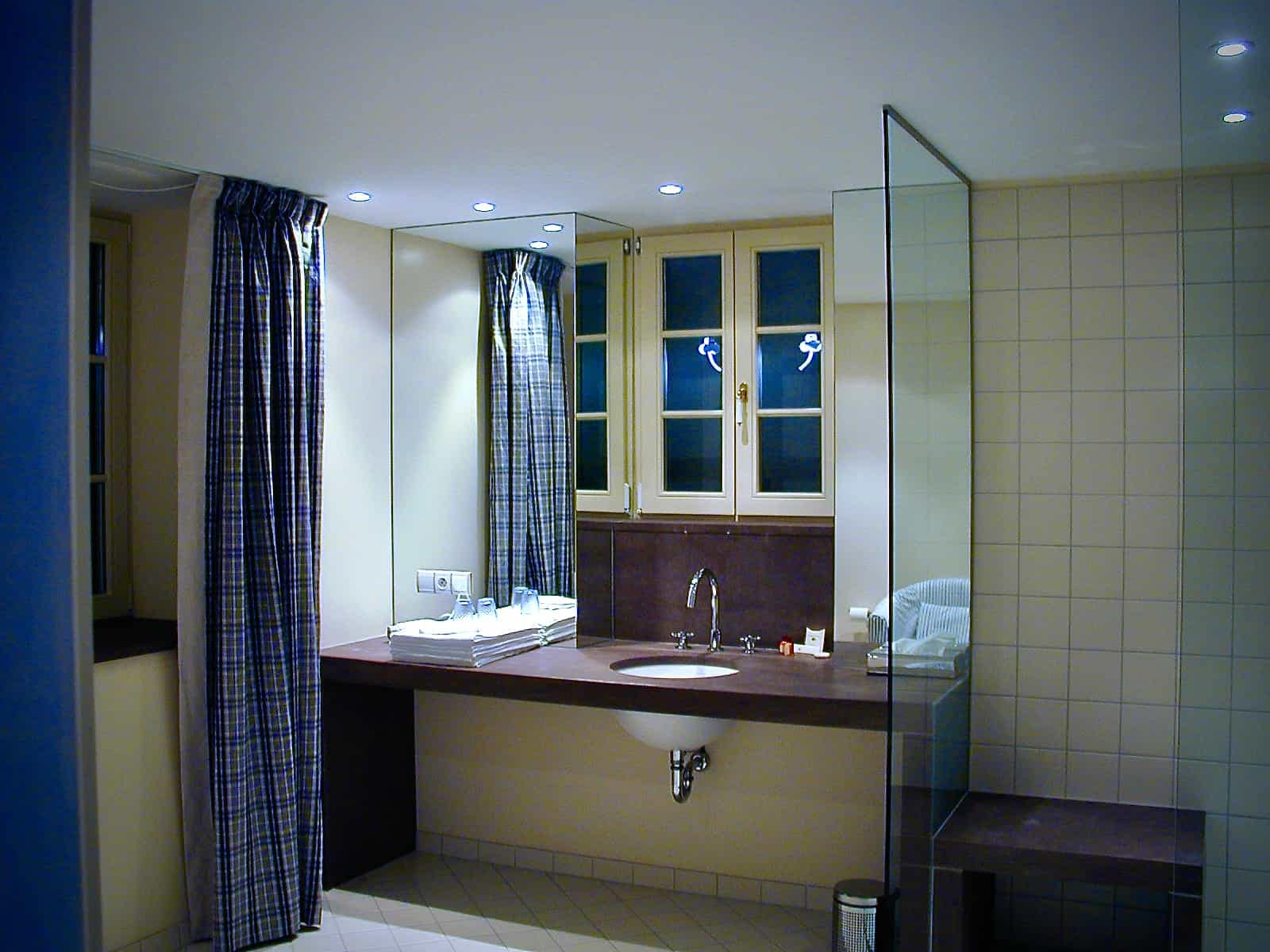 Salle de bains avec paroi de douche en verre et miroir