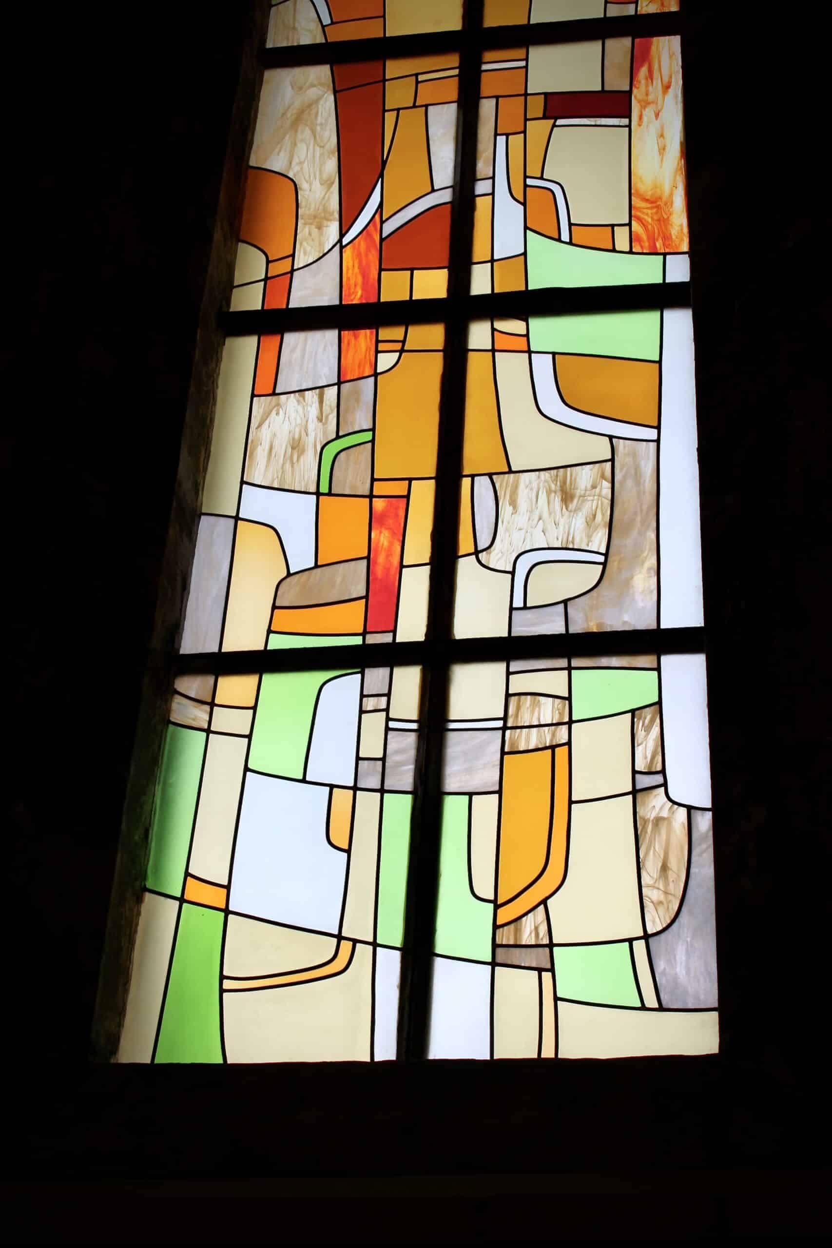 Vitrail abstrait d’une baie du clocher de l’église Saint-Rémi à Forbach