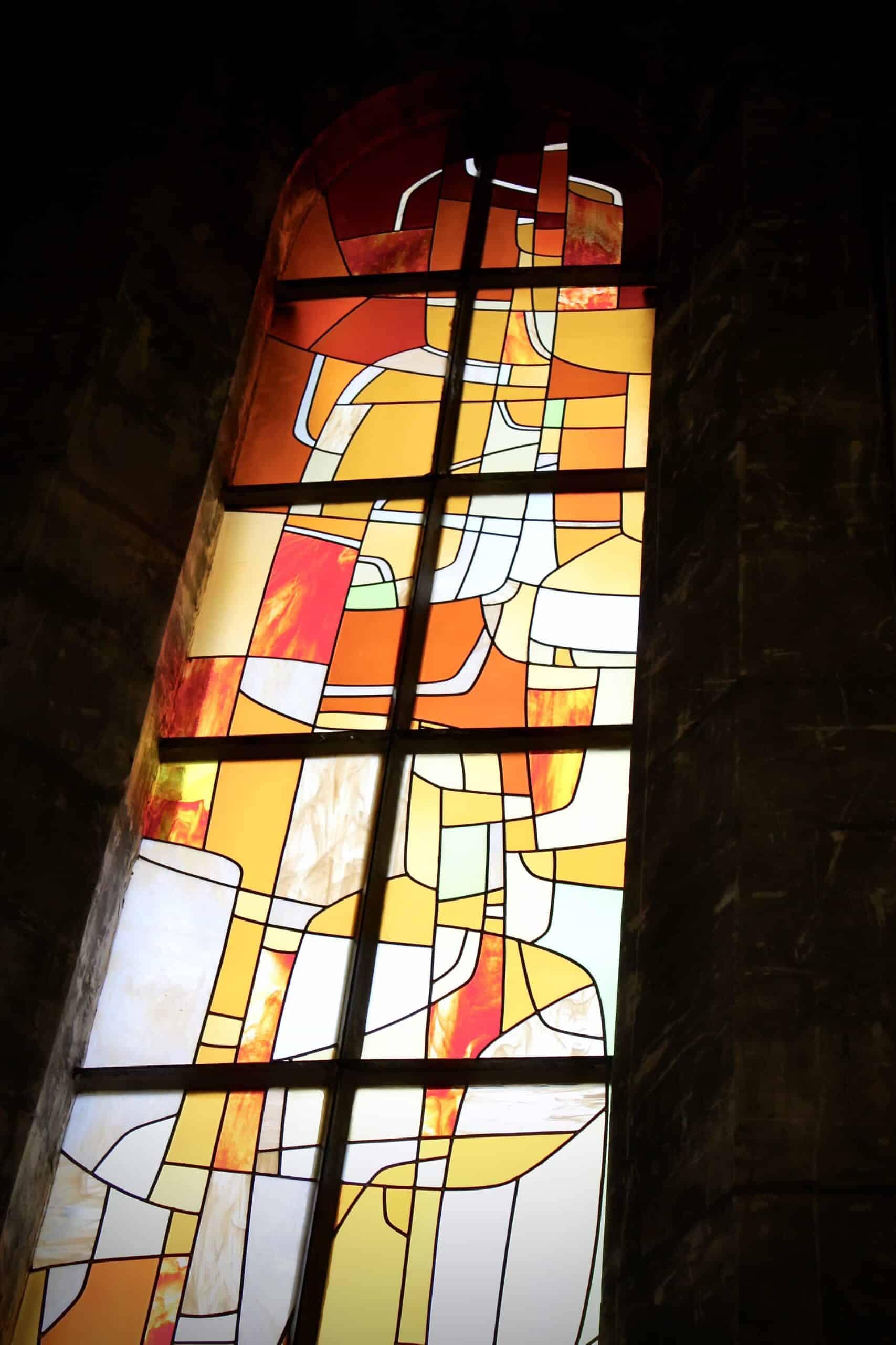 Verres orangés, rouges et jaunes entre les plombs