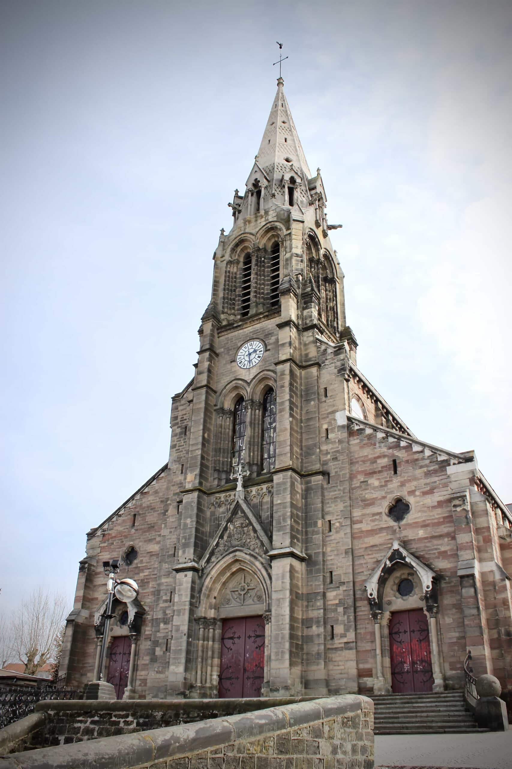 L’église Saint-Rémi et son clocher, de jour