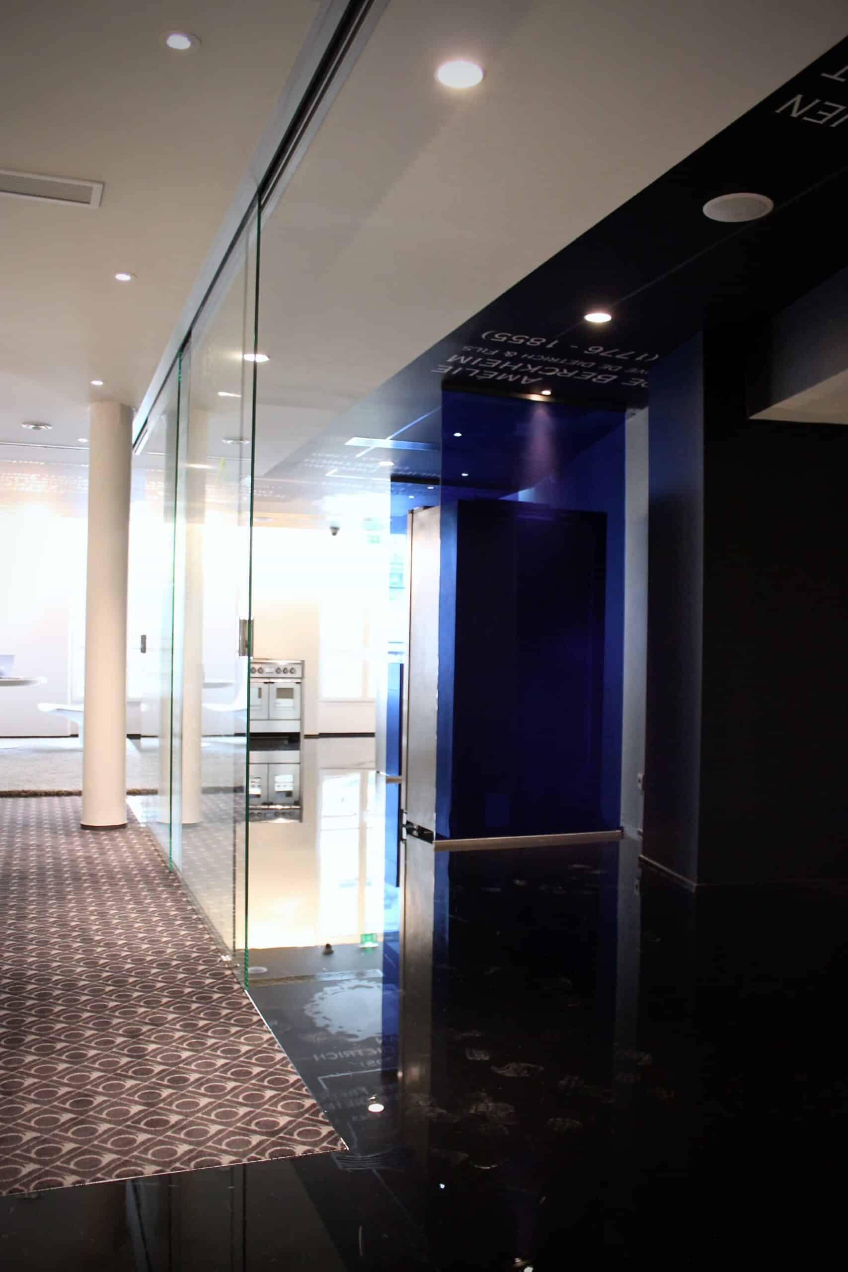 Paroi de verre bleu transparent dans l’exposition