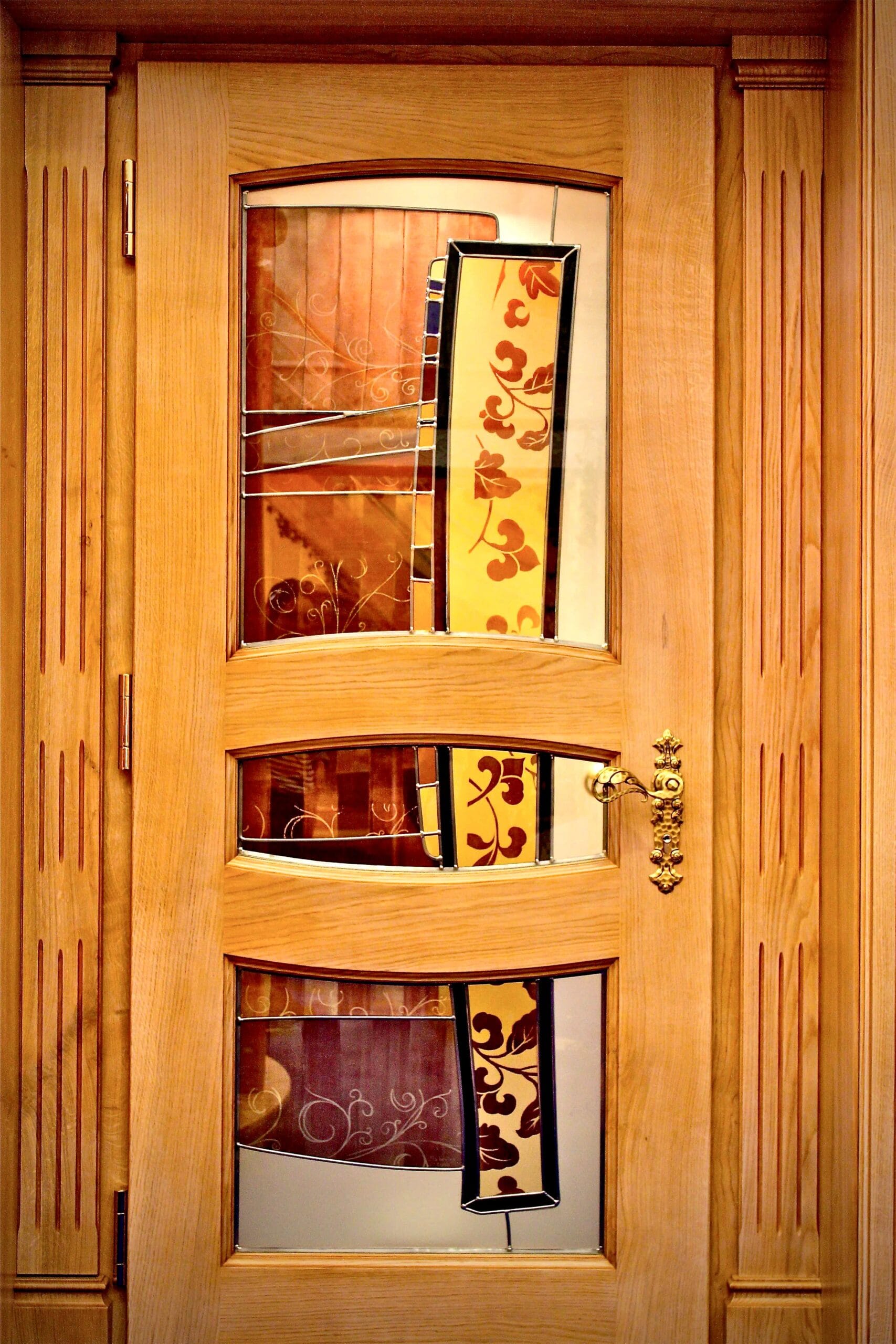 Vitraux de la seconde porte, verres ambrés et feuillage rouge
