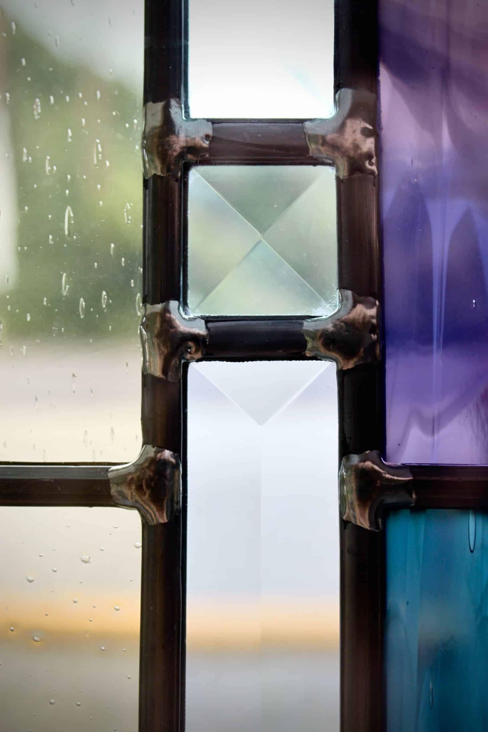 Bordure de verres violet et turquoise