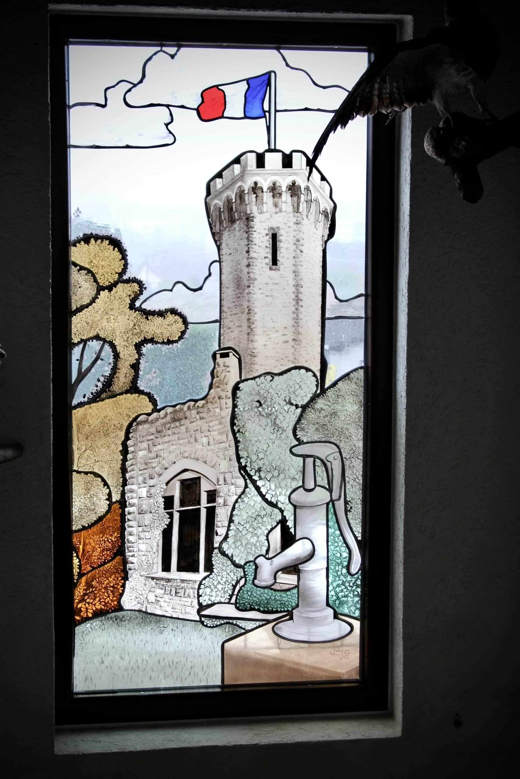 La tour, la maison de pierre et la pompe à eau