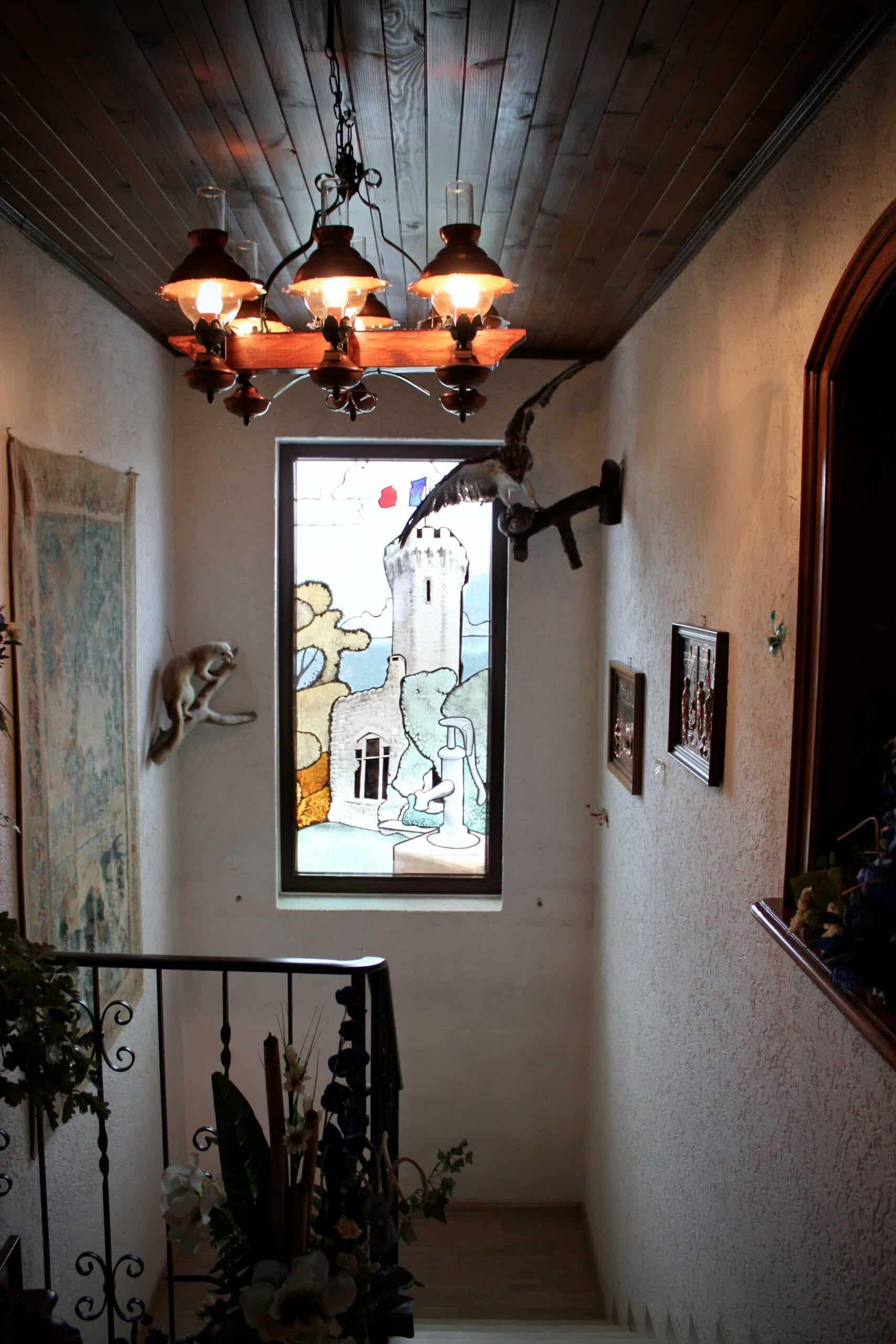 Le vitrail au haut de l’escalier