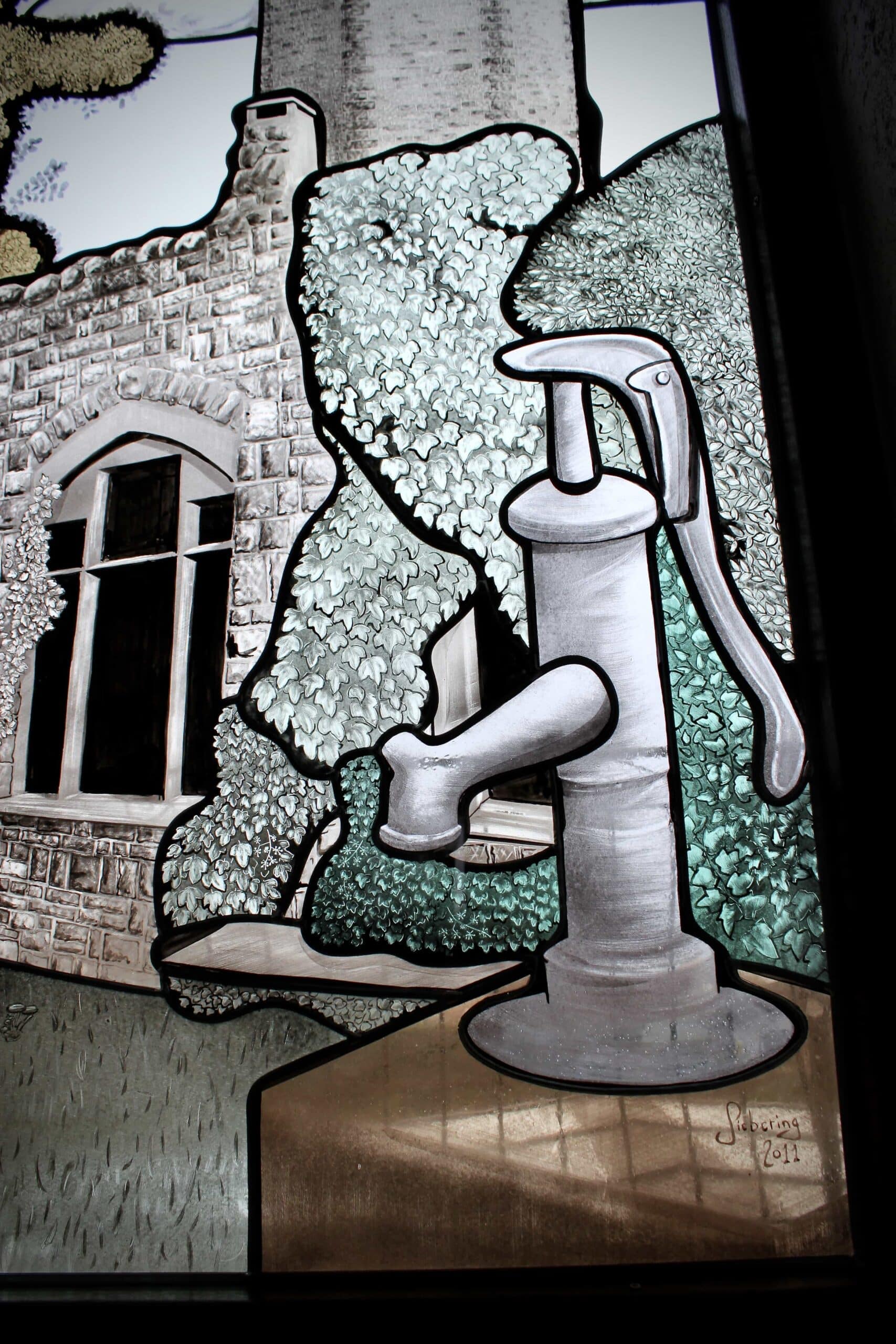 Détail de la pompe à eau peinte à la grisaille