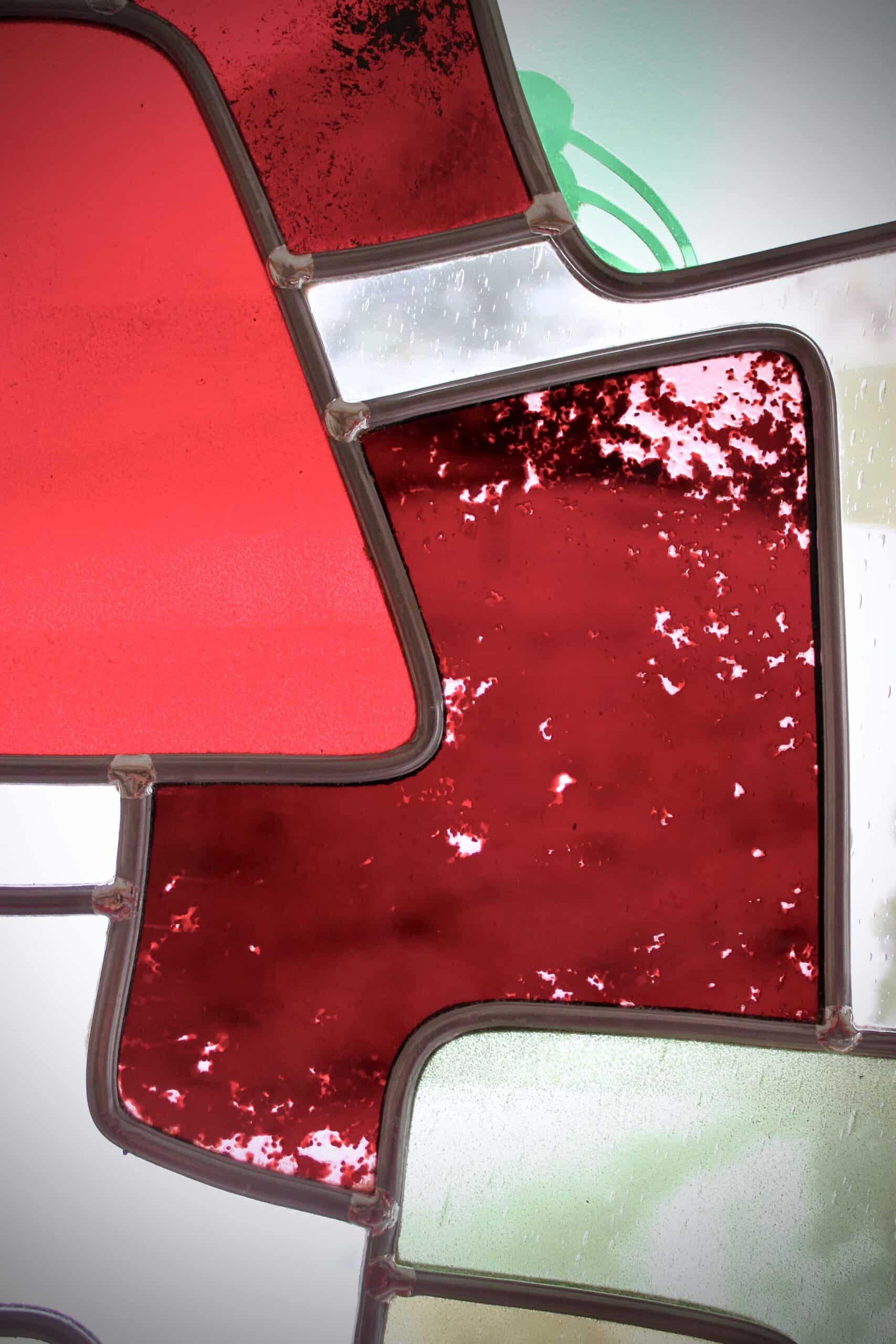 Verres rouges aux reflets mouchetés