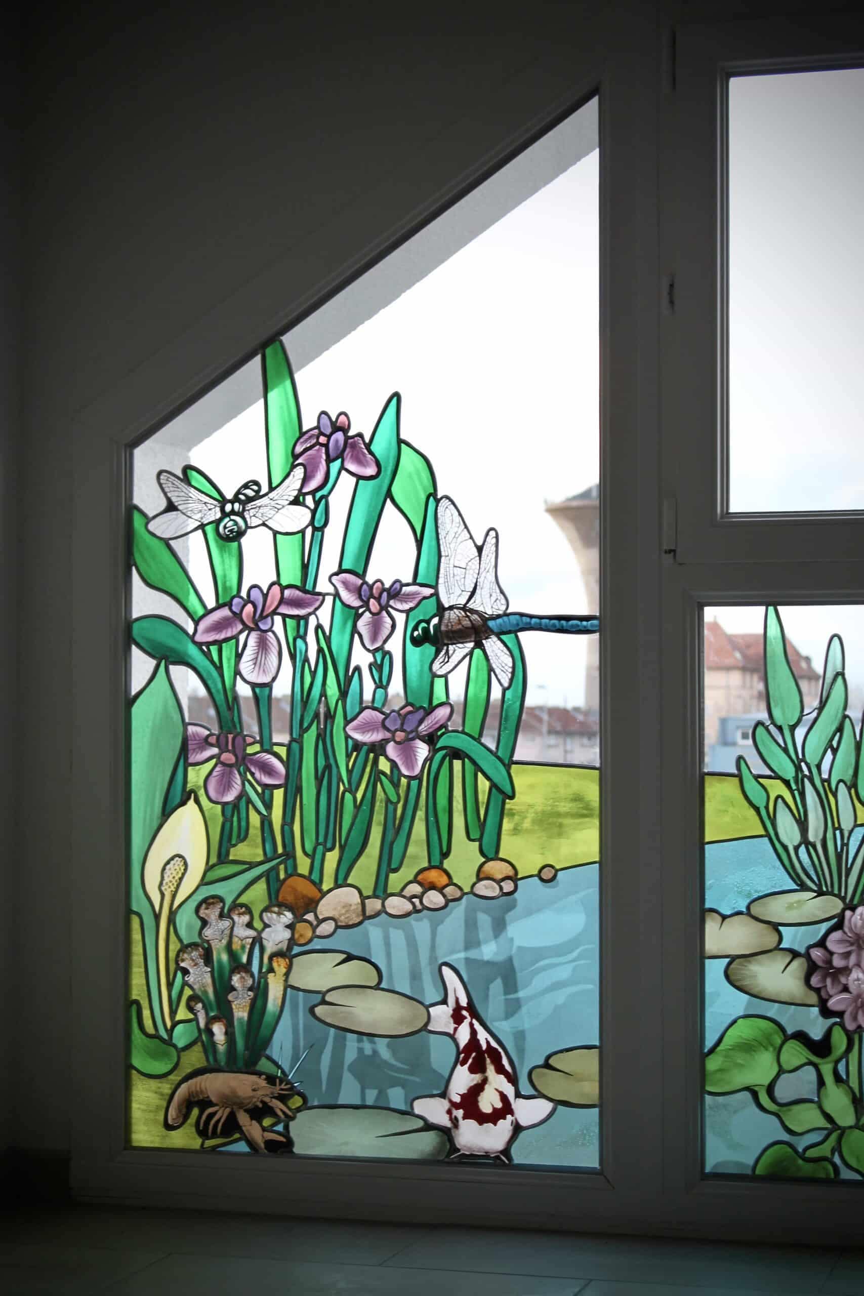 Iris et carpe sur le côté gauche