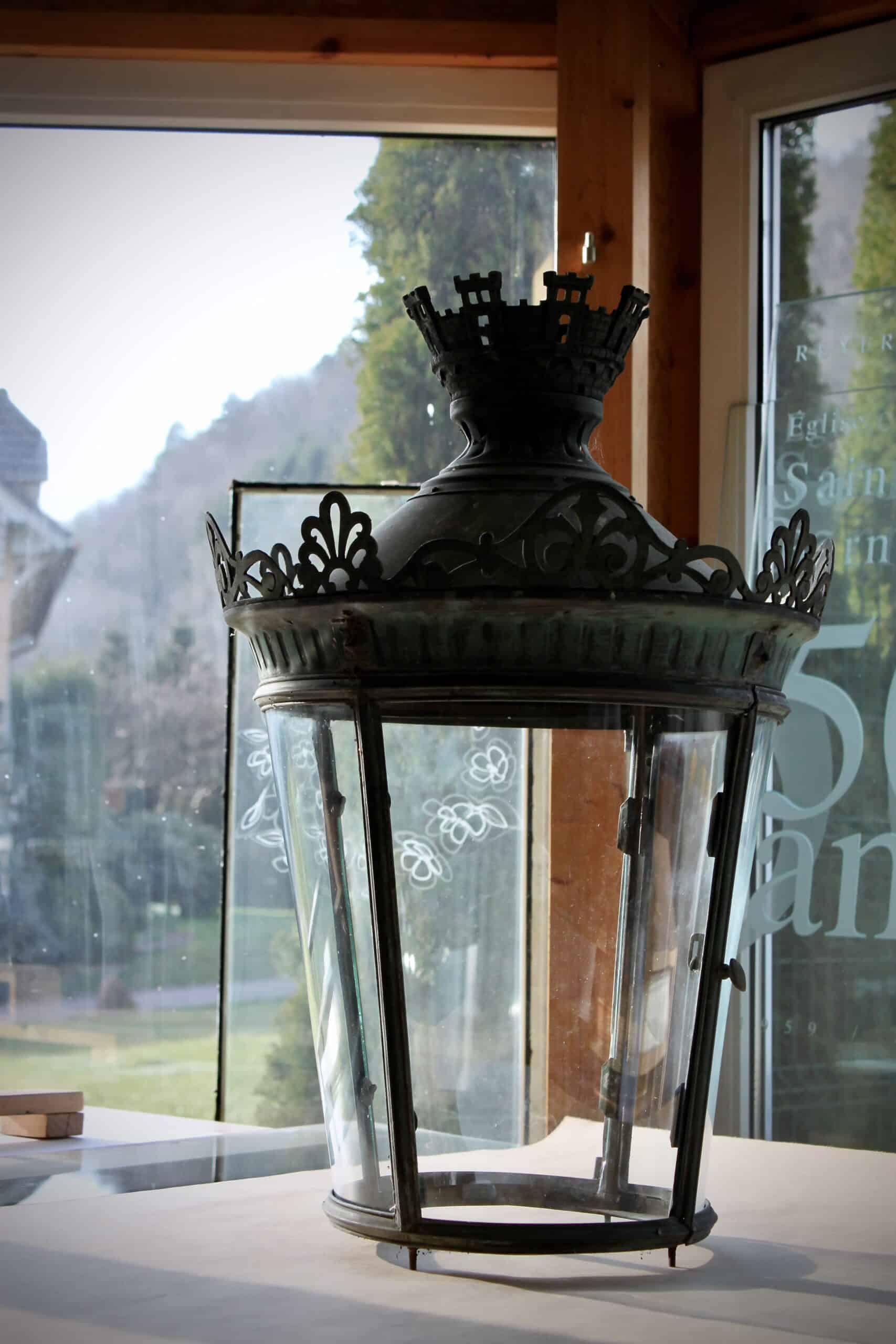 Lanterne ancienne en métal à vitres courbes, à couronne crénelée
