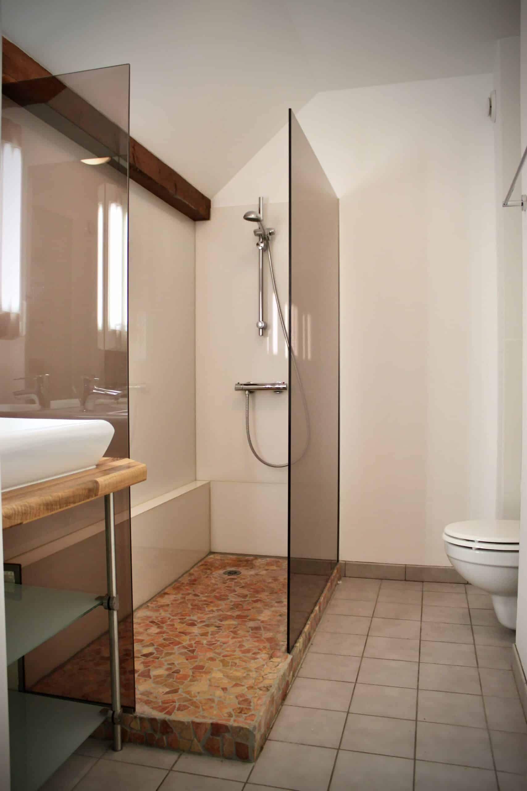 Paroi de douche fixe en verre teinté