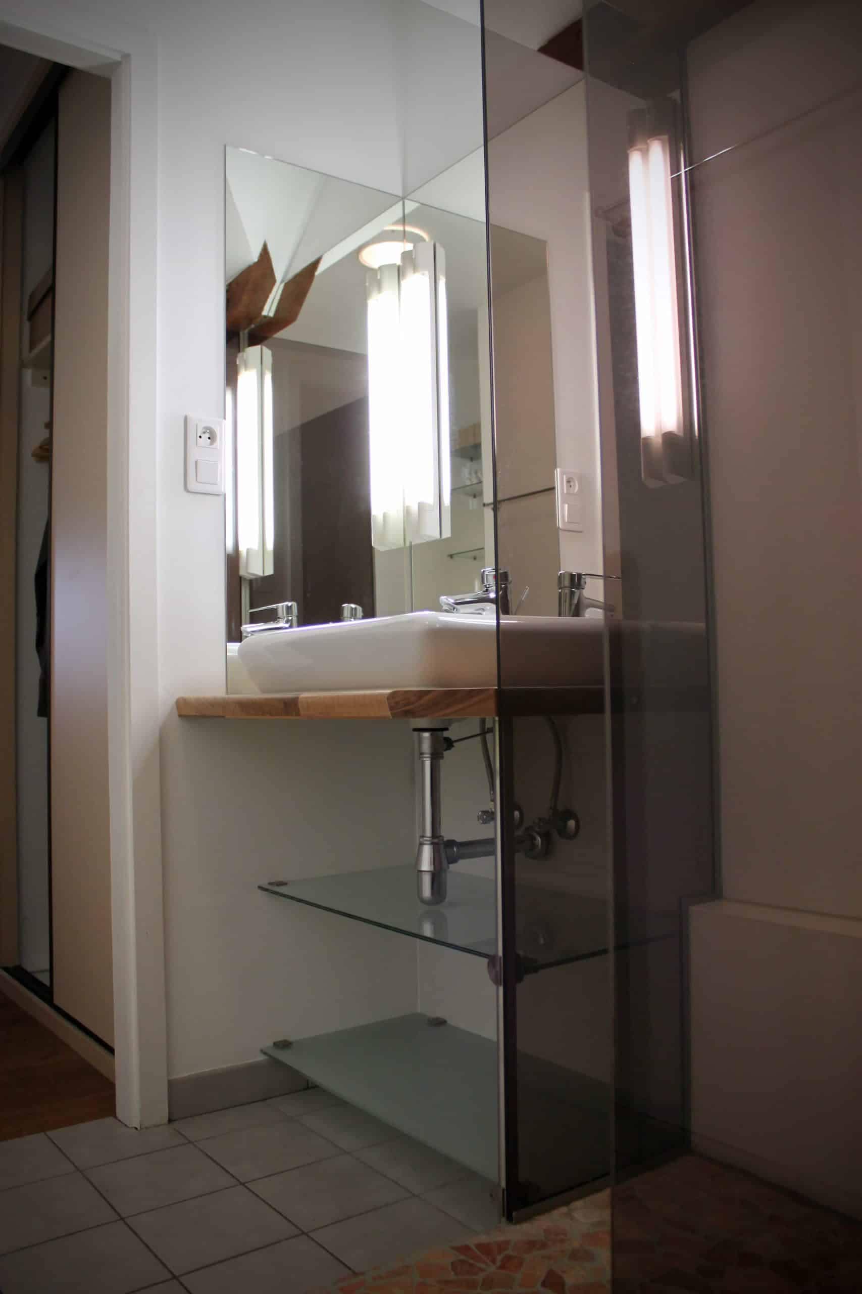 Miroir mural et paroi de douche en verre teinté