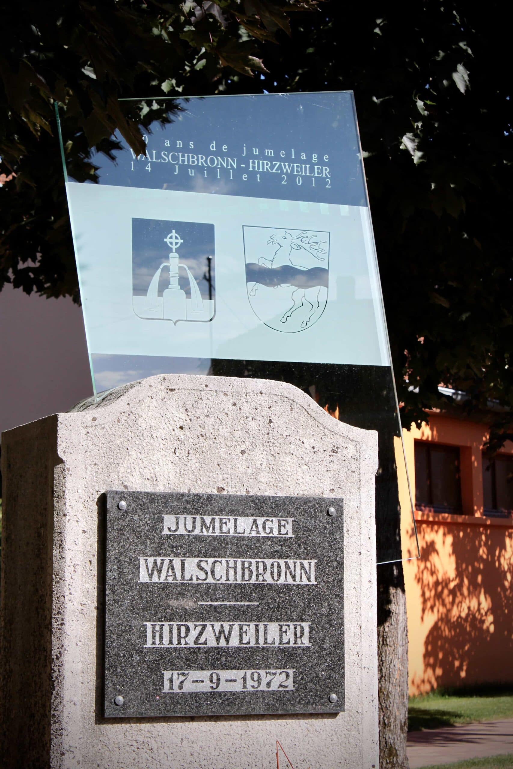 Stèle du jumelage et son panneau de verre sablé