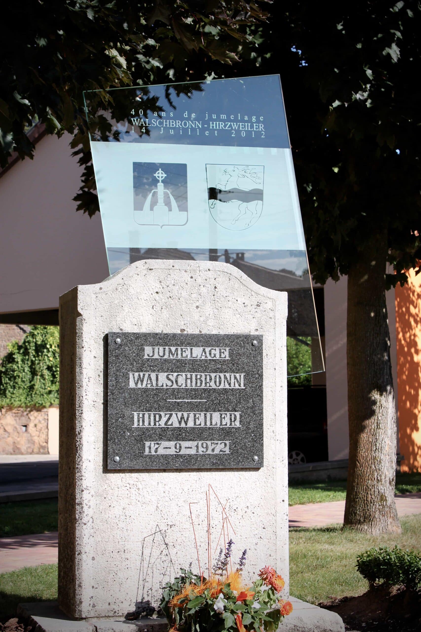 Le panneau incliné au-dessus de la plaque de 1972