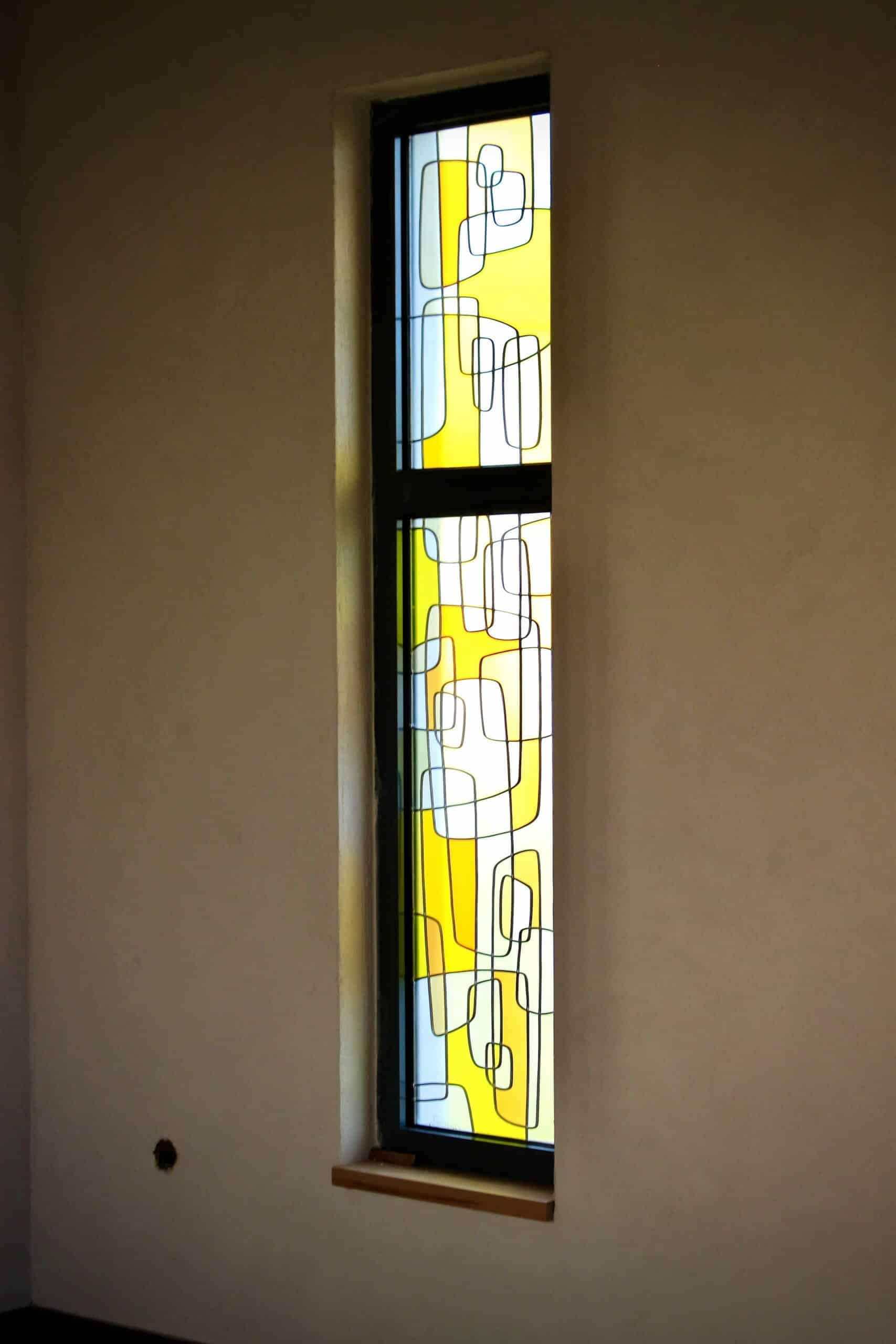 Une des baies garnie de vitraux