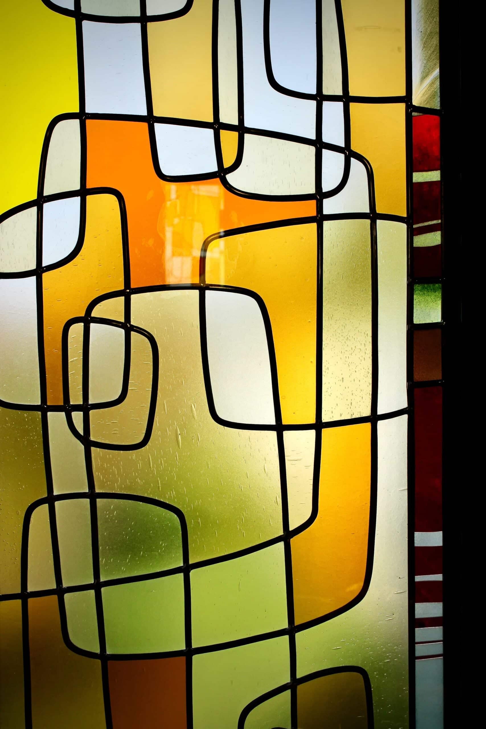 Lumière dorée à travers les verres