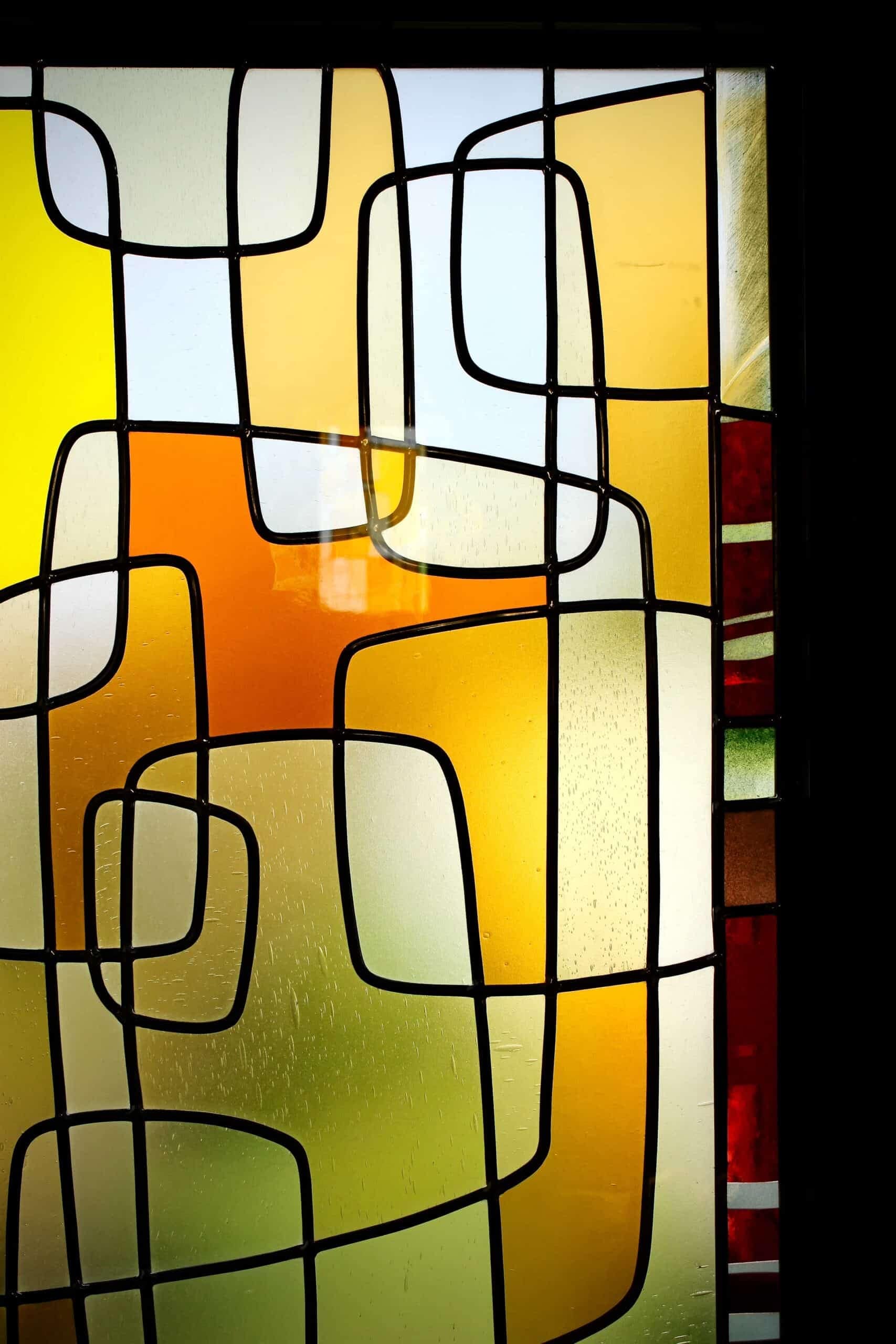 Formes entrelacées et bande rouge