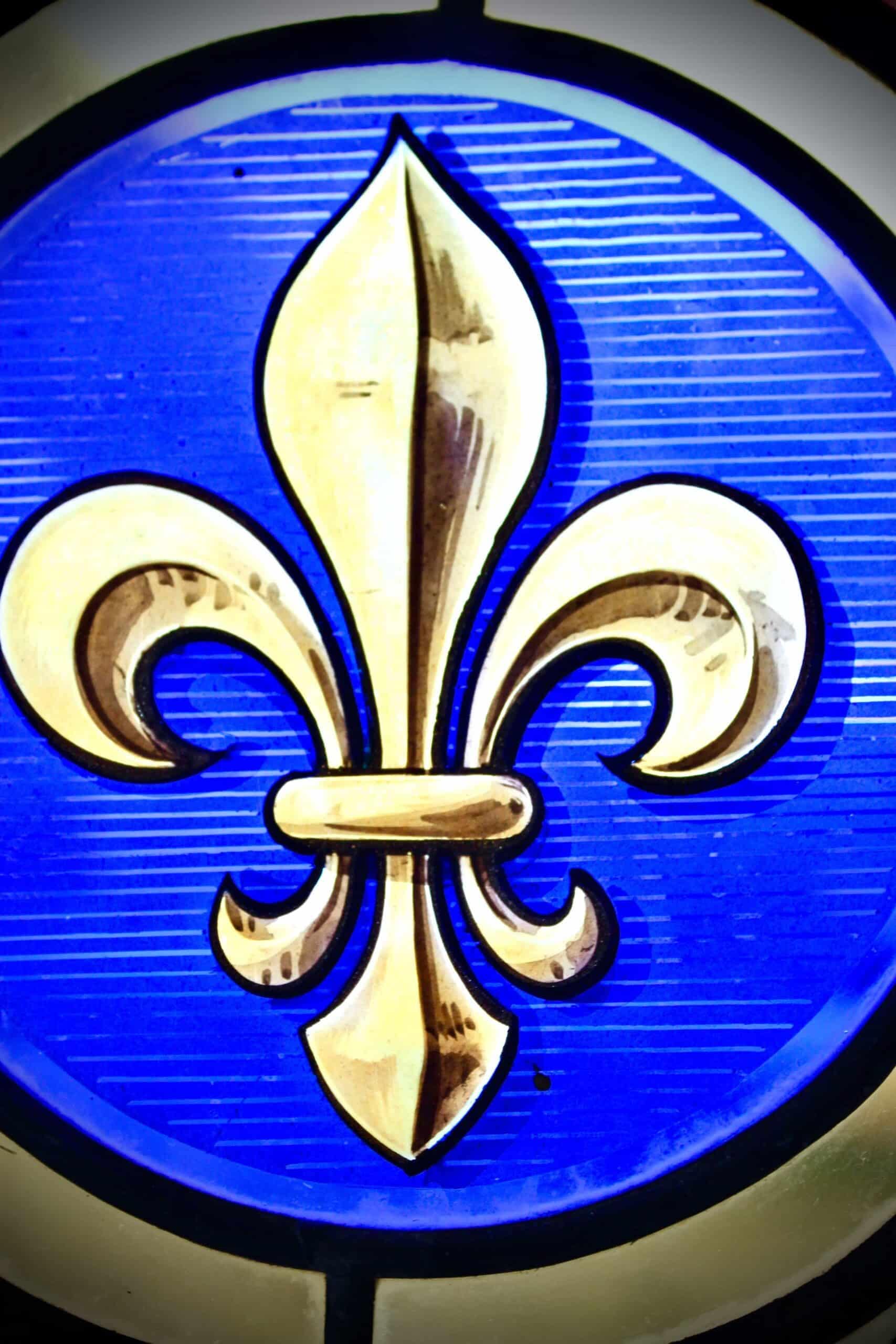 Fleur de lys peinte sur fond bleu