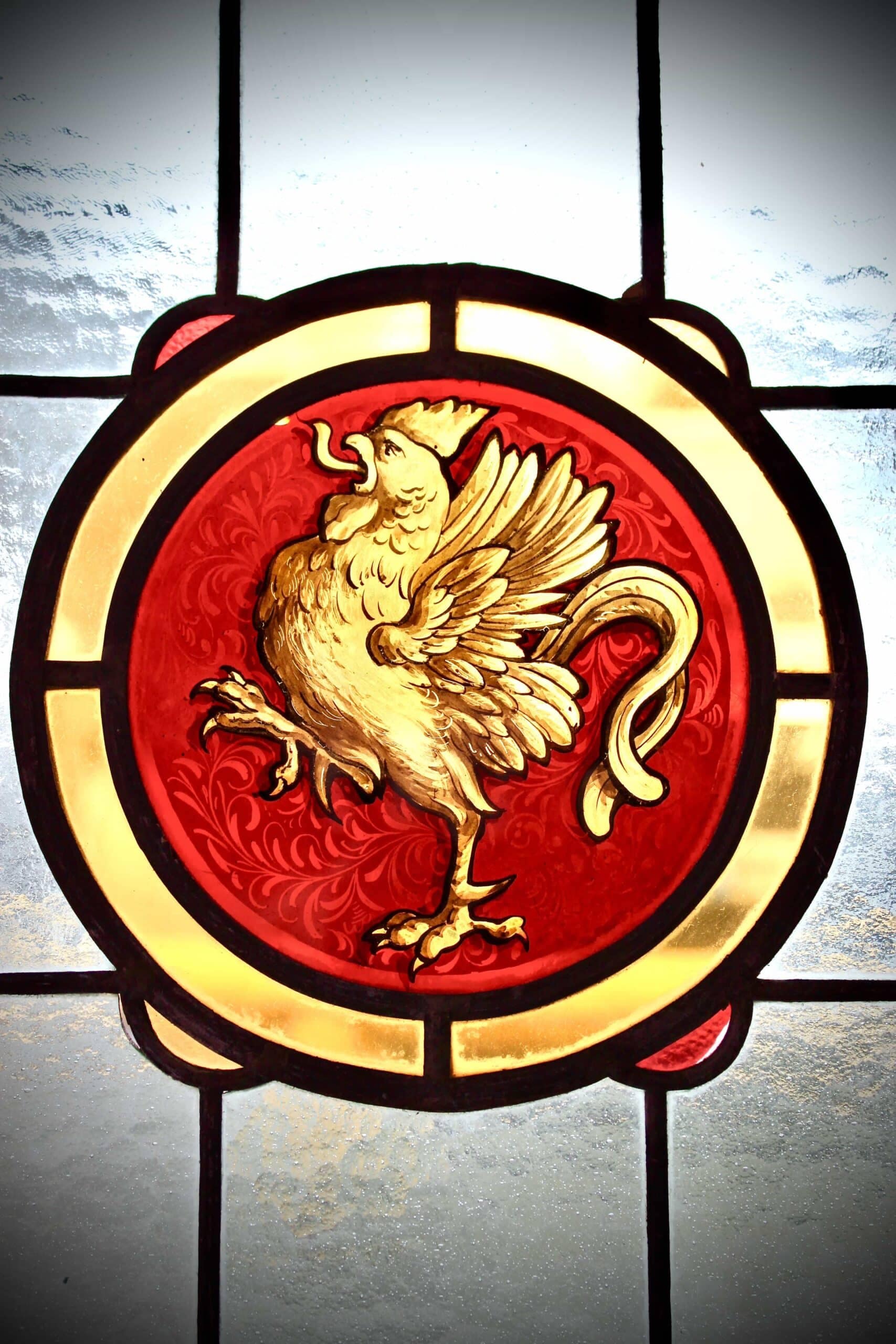Coq doré sur fond rouge